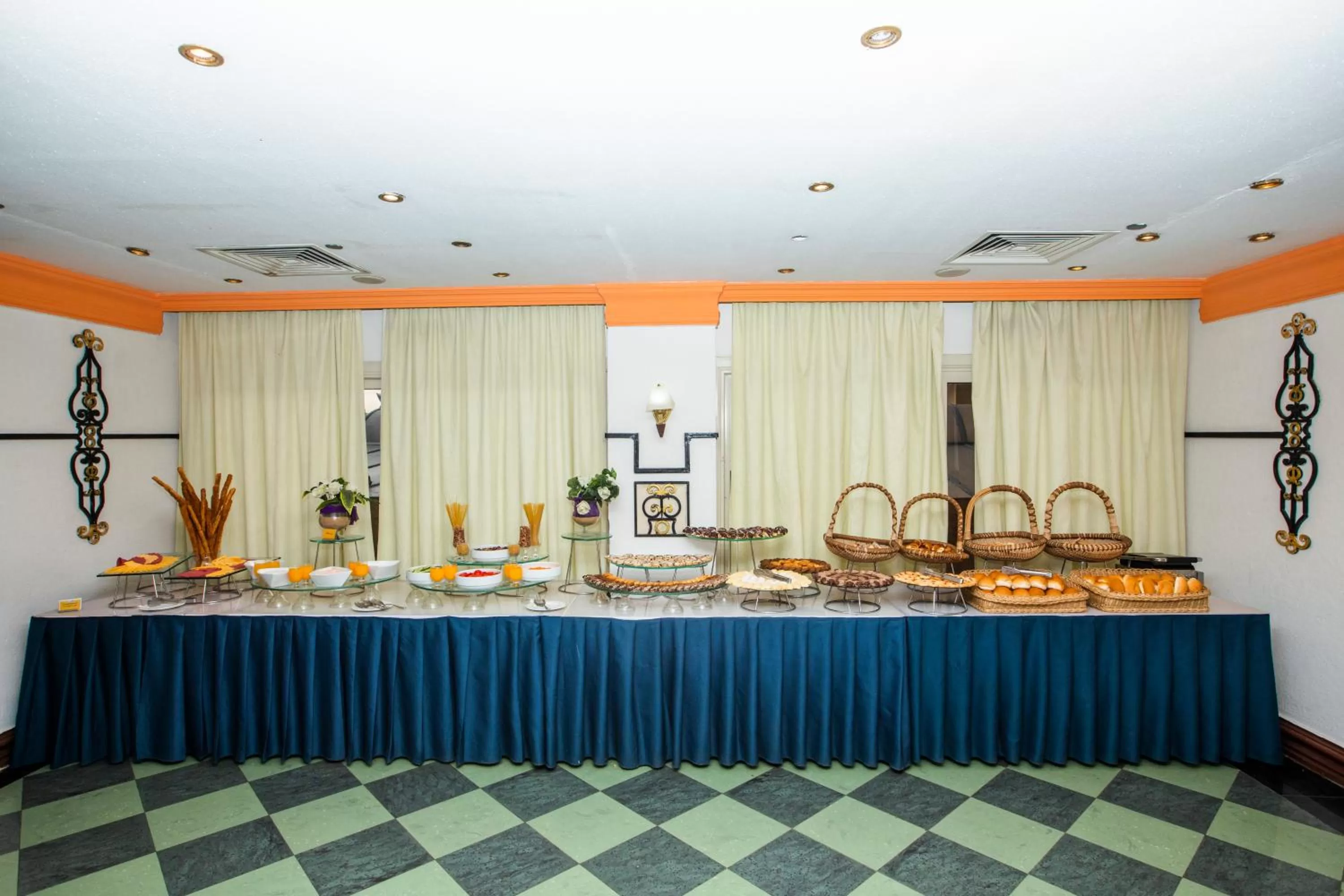 Food and drinks in AIFU Hotel El Montazah Alexandria