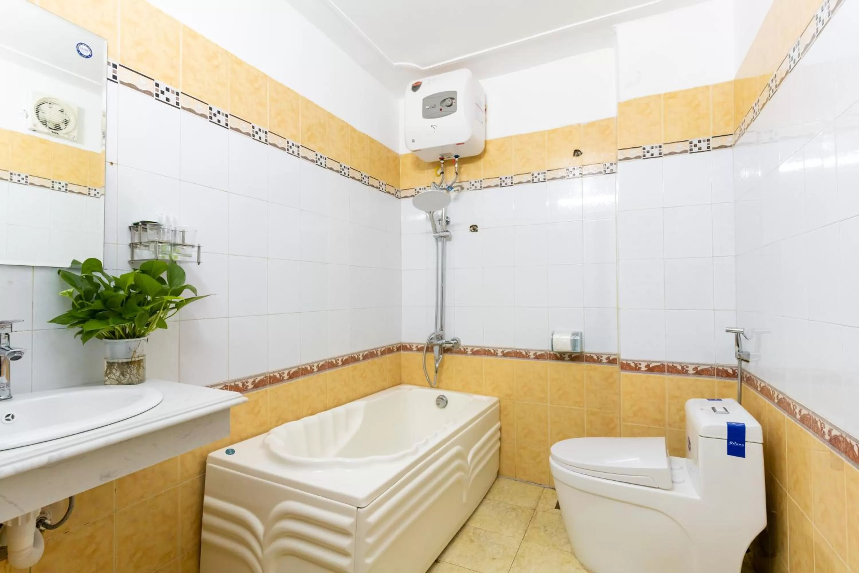 PHÚ QUÝ HOTEL near ĐÔNG KINH MARKET