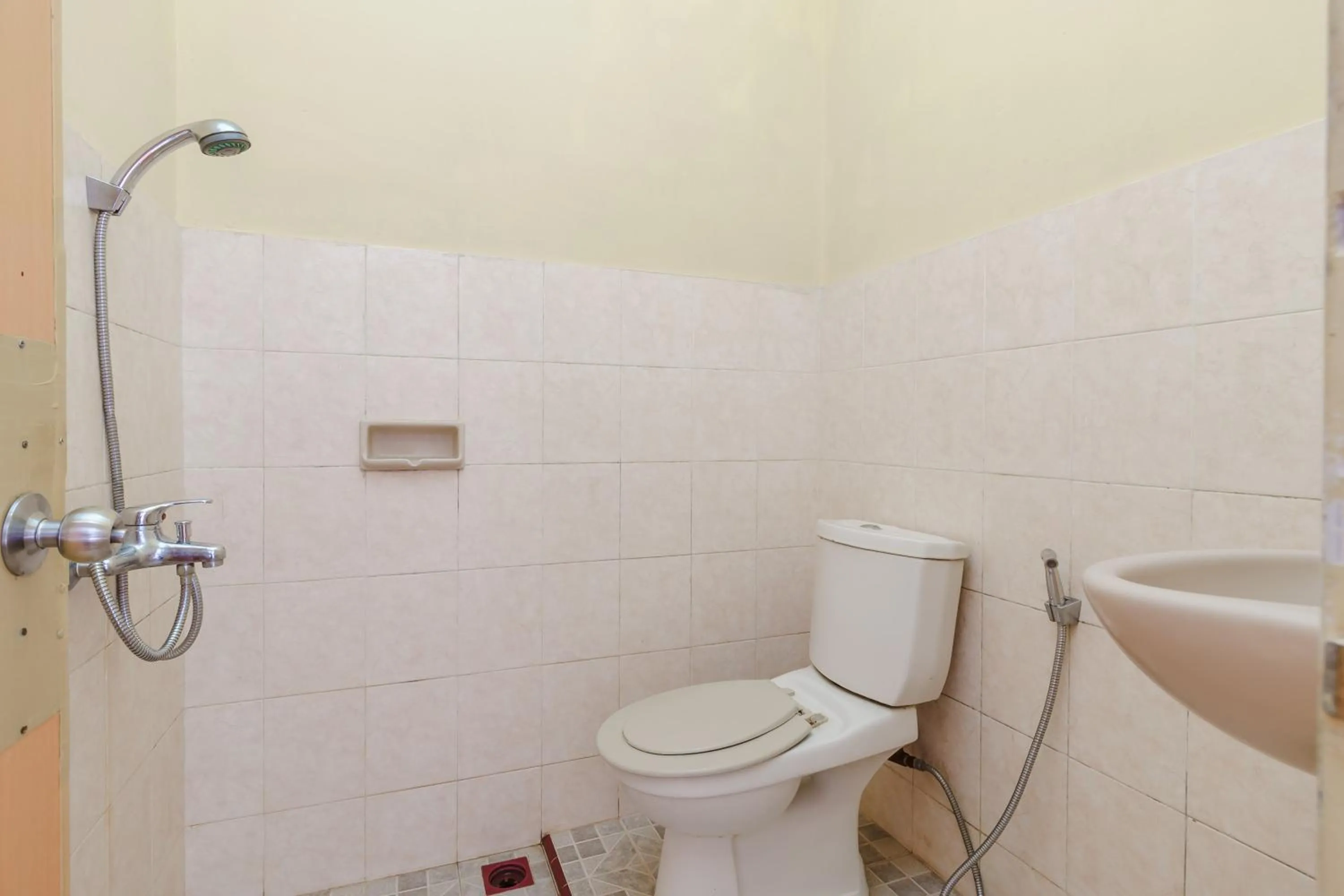 Bathroom in RedDoorz at Sedayu 1 Parapat