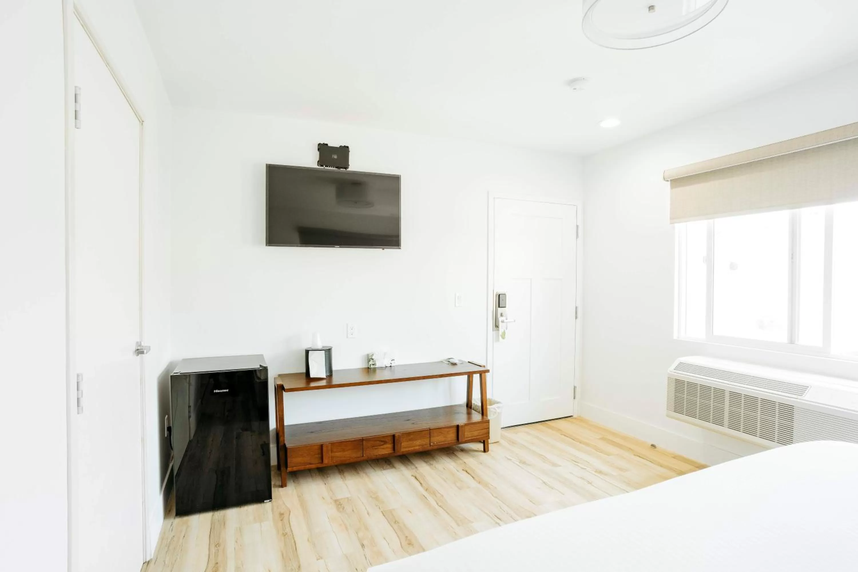 Bed in The Belmont Shore Inn