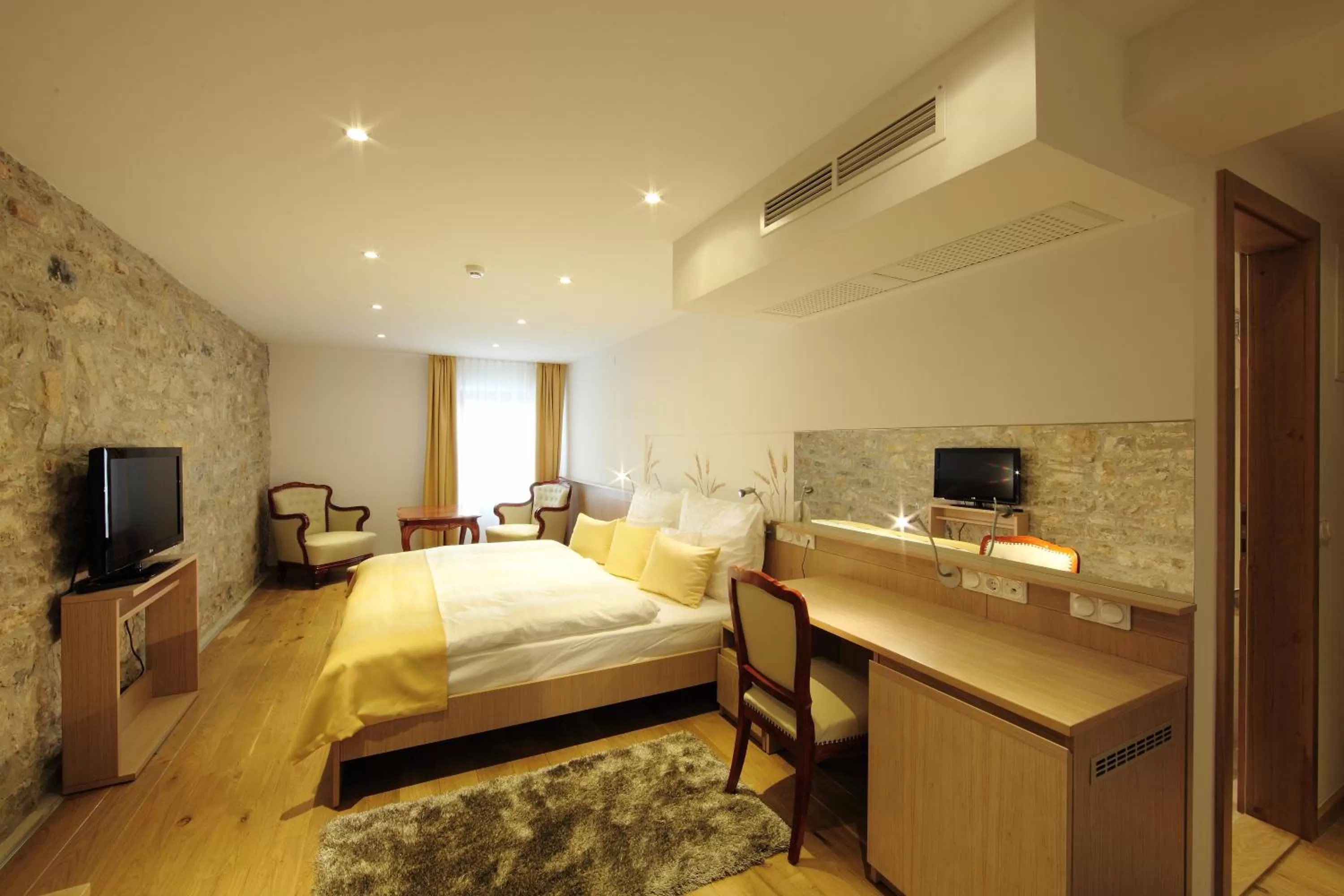 Bathroom, Bed in Hotel Historia Malomkert