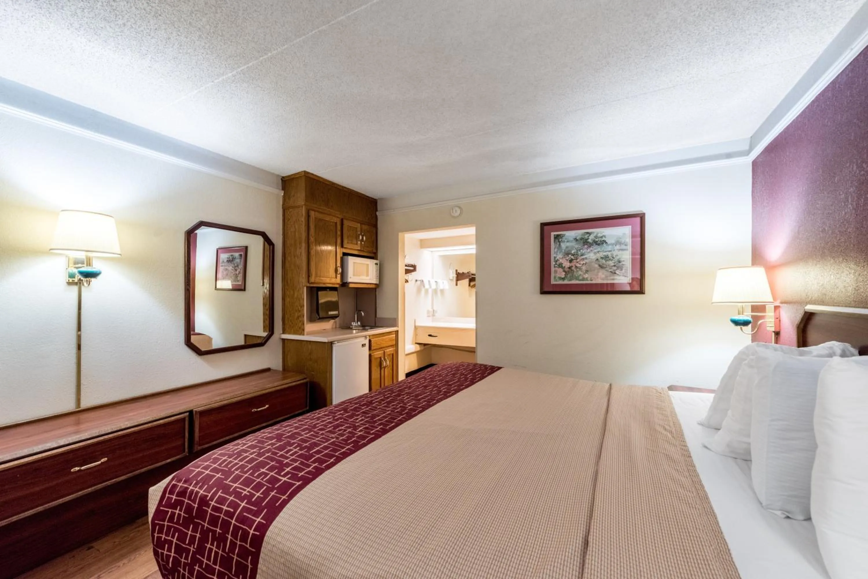 Deluxe King Room Disability Access Non-Smoking in Red Roof Inn & Suites Clinton