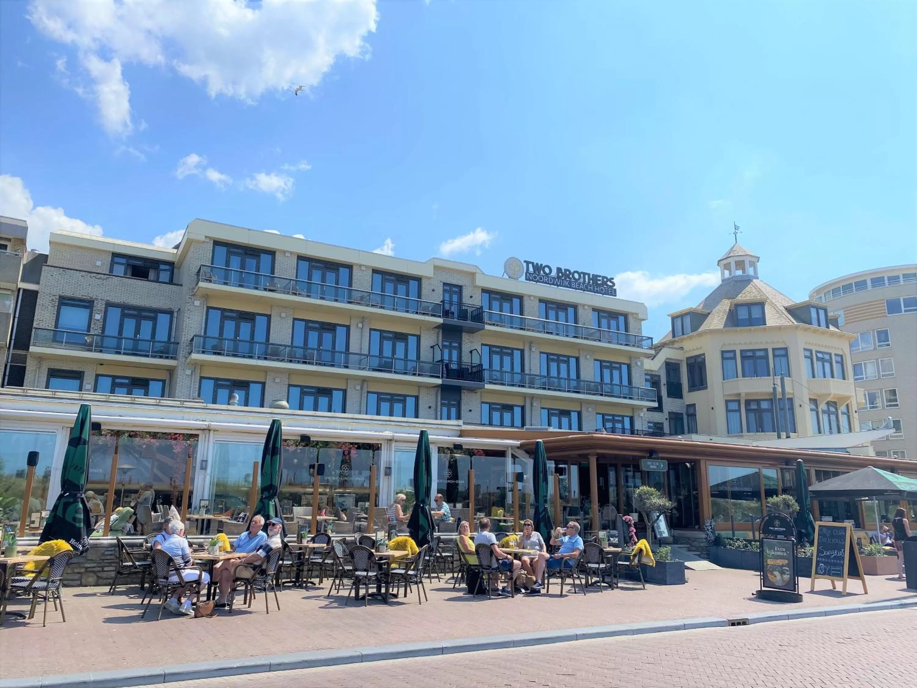 Restaurant/places to eat in Two Brothers Noordwijk Beach