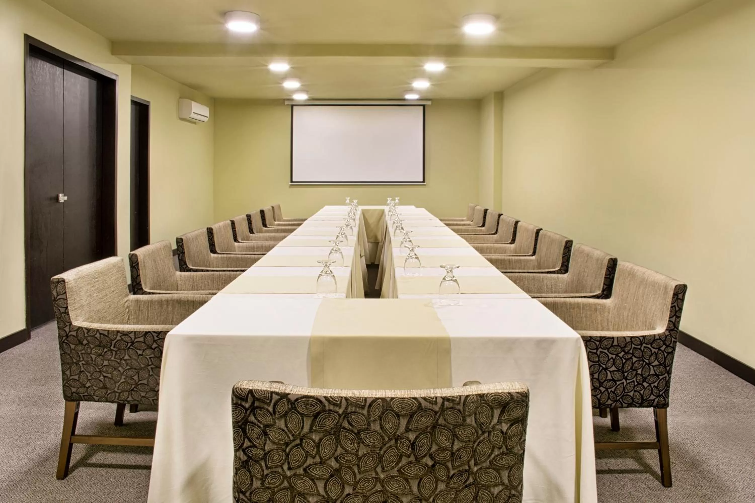 Business facilities in Movich Casa del Alferez