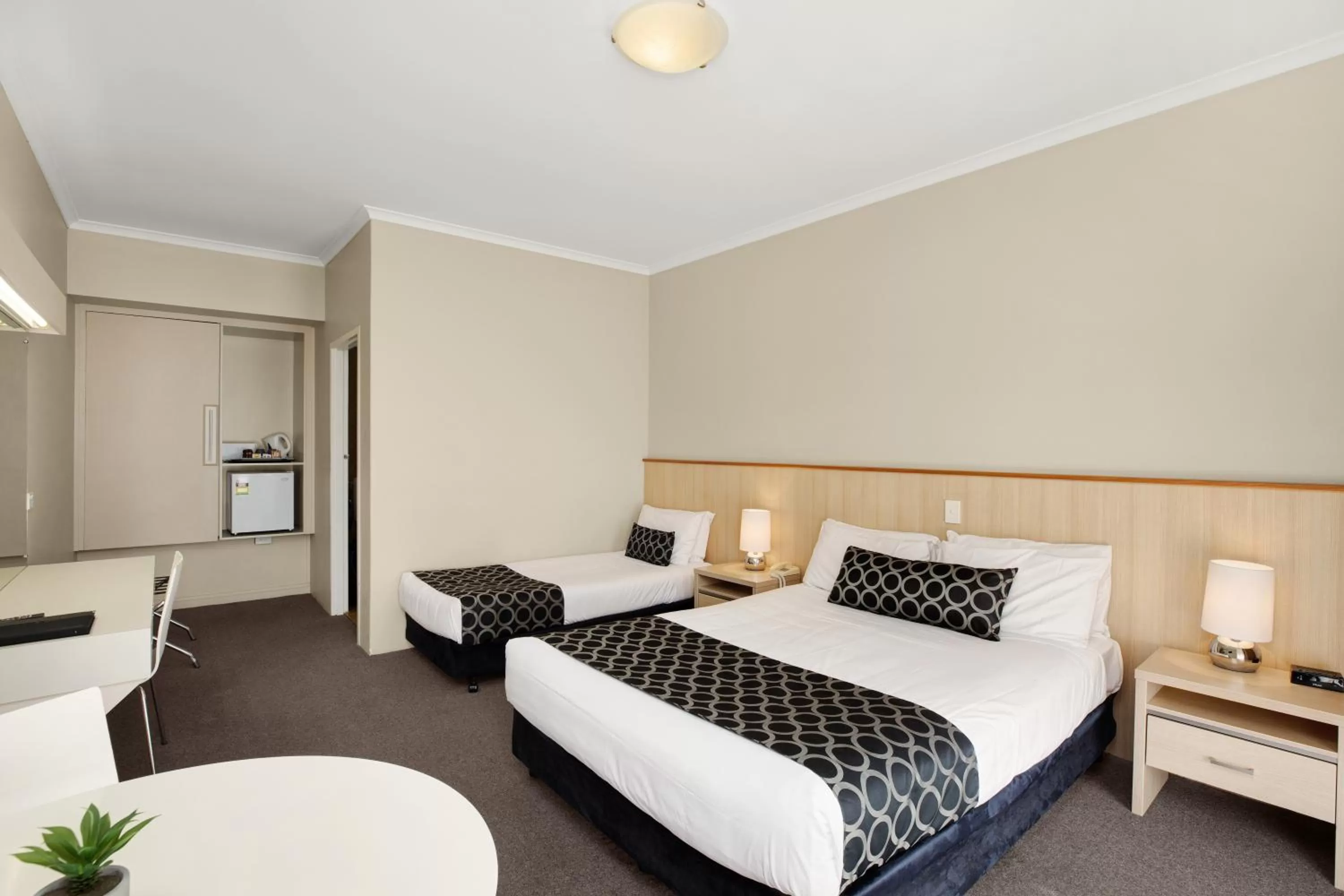Photo of the whole room, Bed in Adelaide Road Motor Lodge