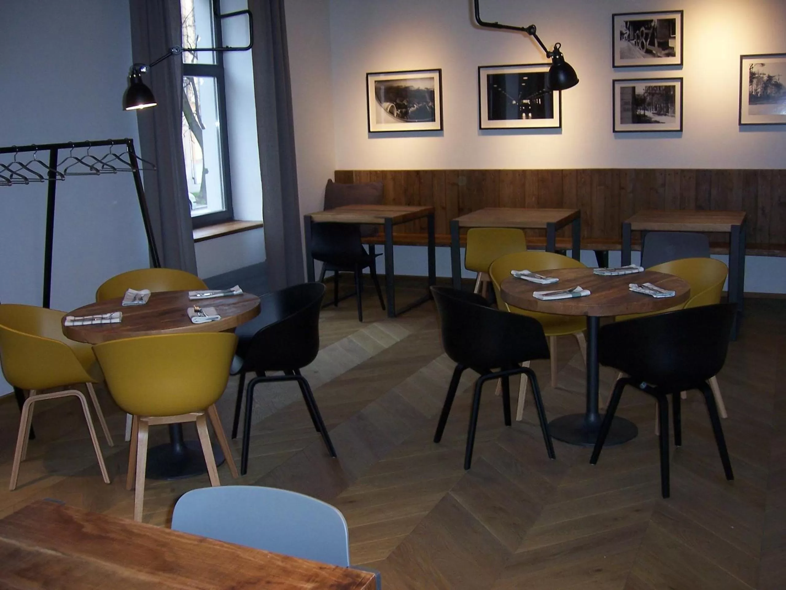 Restaurant/places to eat in Hotel city.city