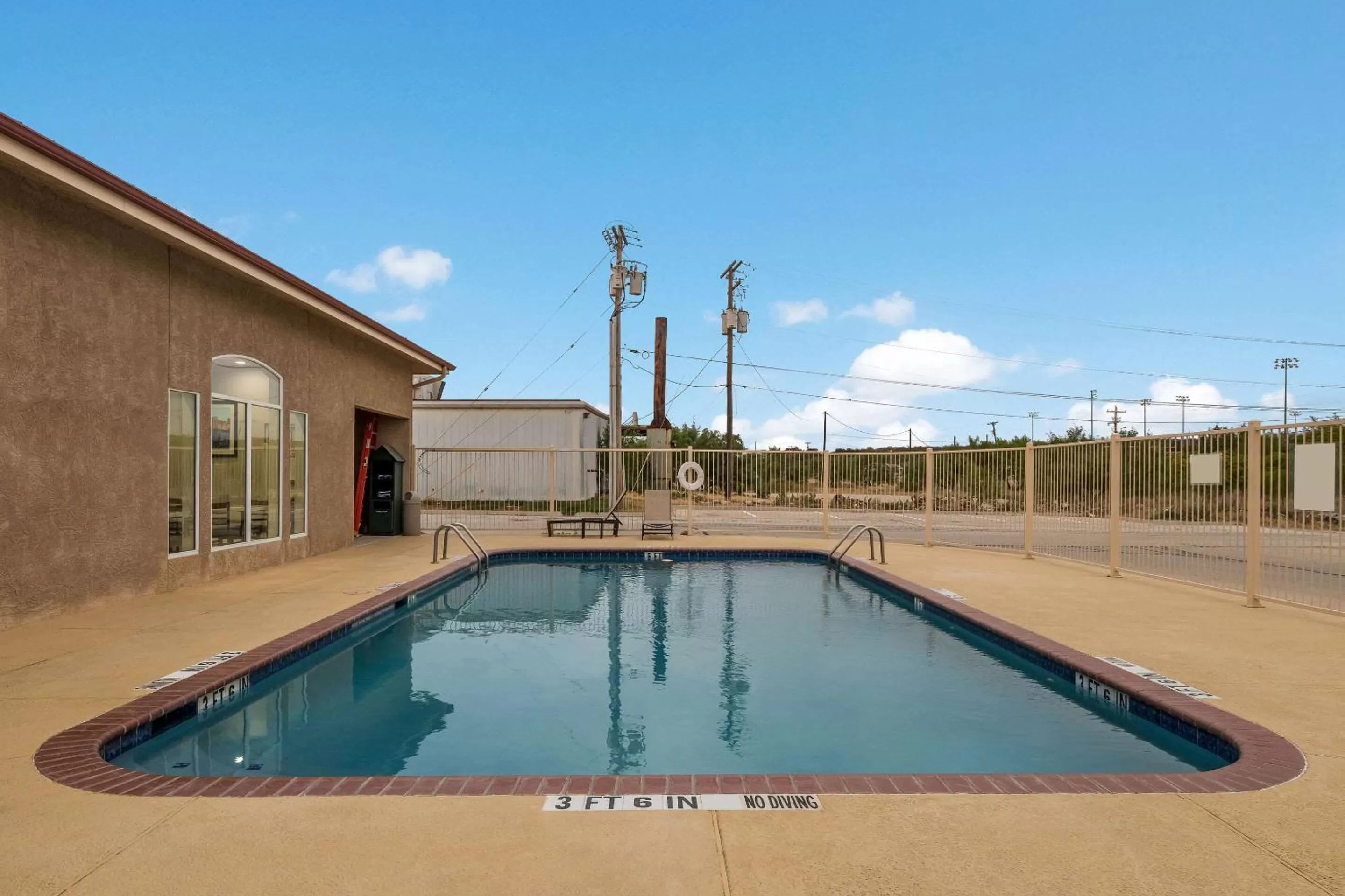Swimming pool in Quality Inn Sonora TX