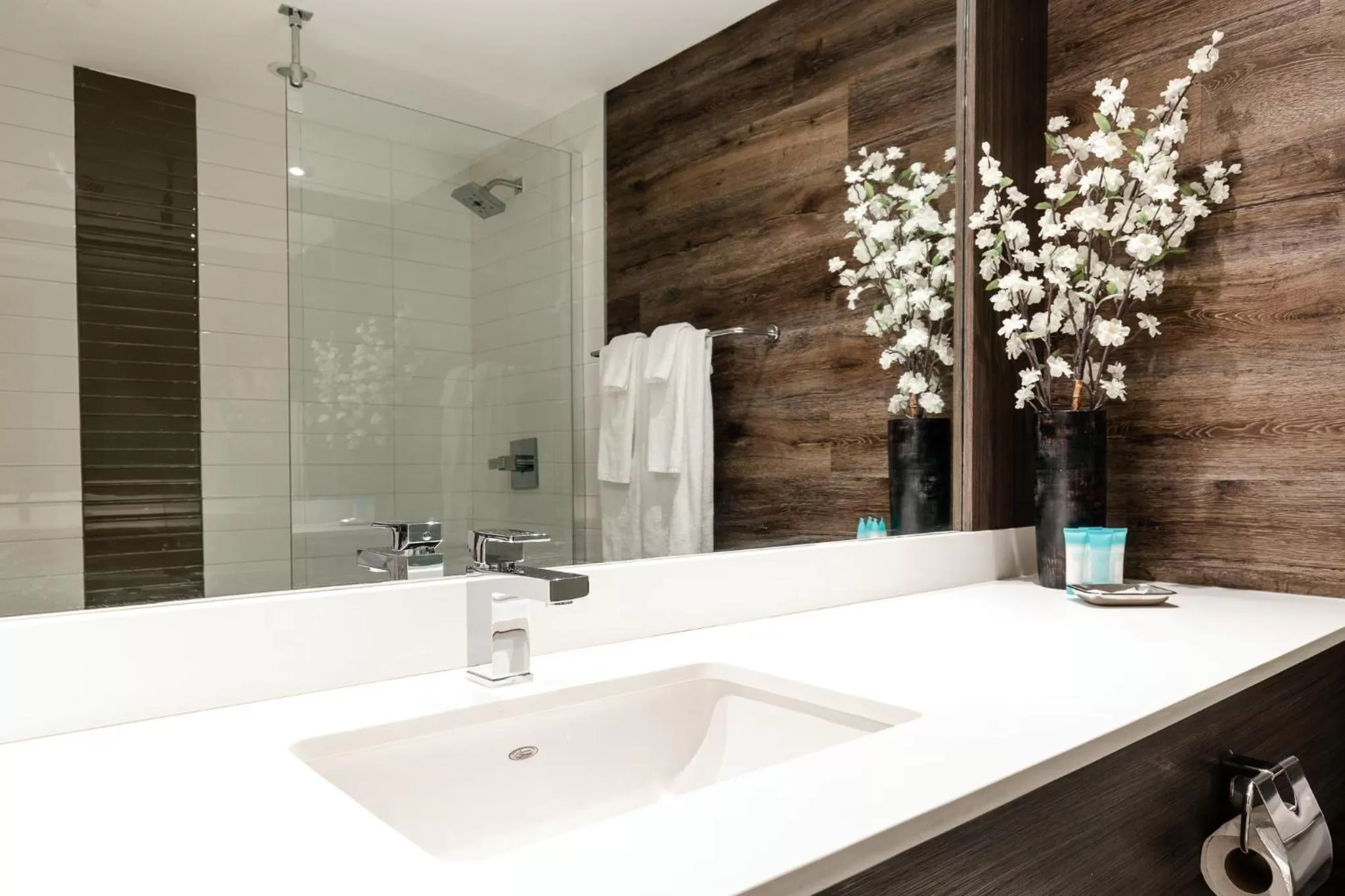 Bathroom in WelcomINNS Ottawa