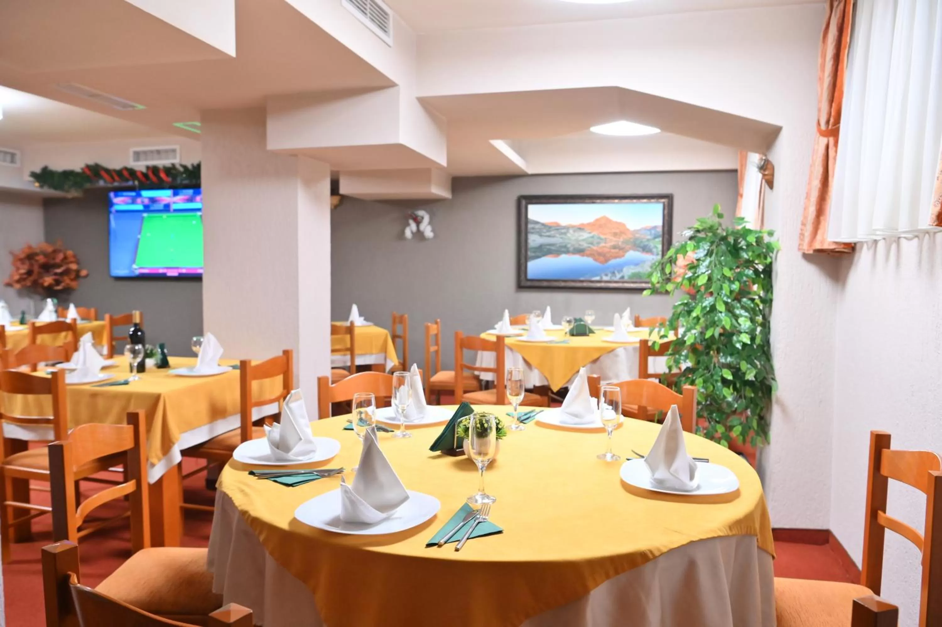 Restaurant/places to eat in Hotel Rothmans-Breakfast - Free parking - Lobby