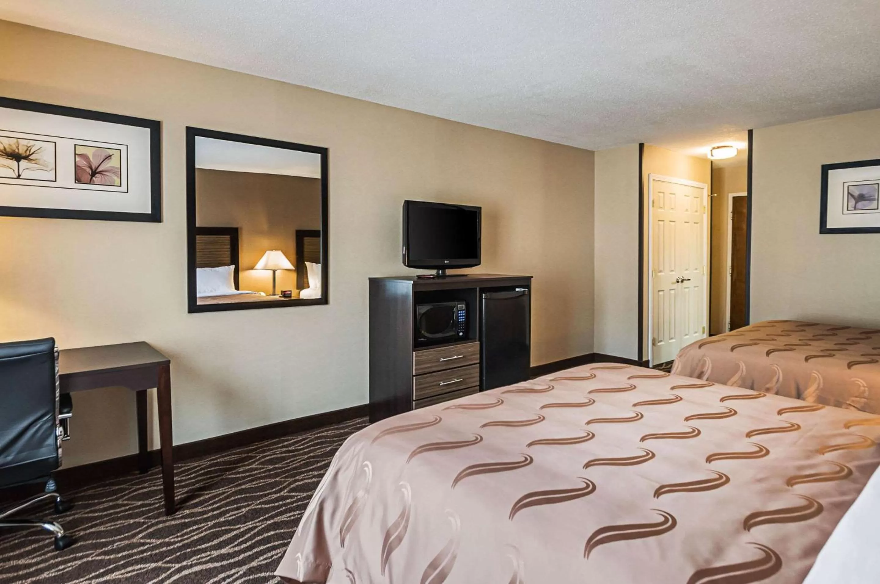 Photo of the whole room, Bed in Quality Inn & Suites Frostburg-Cumberland