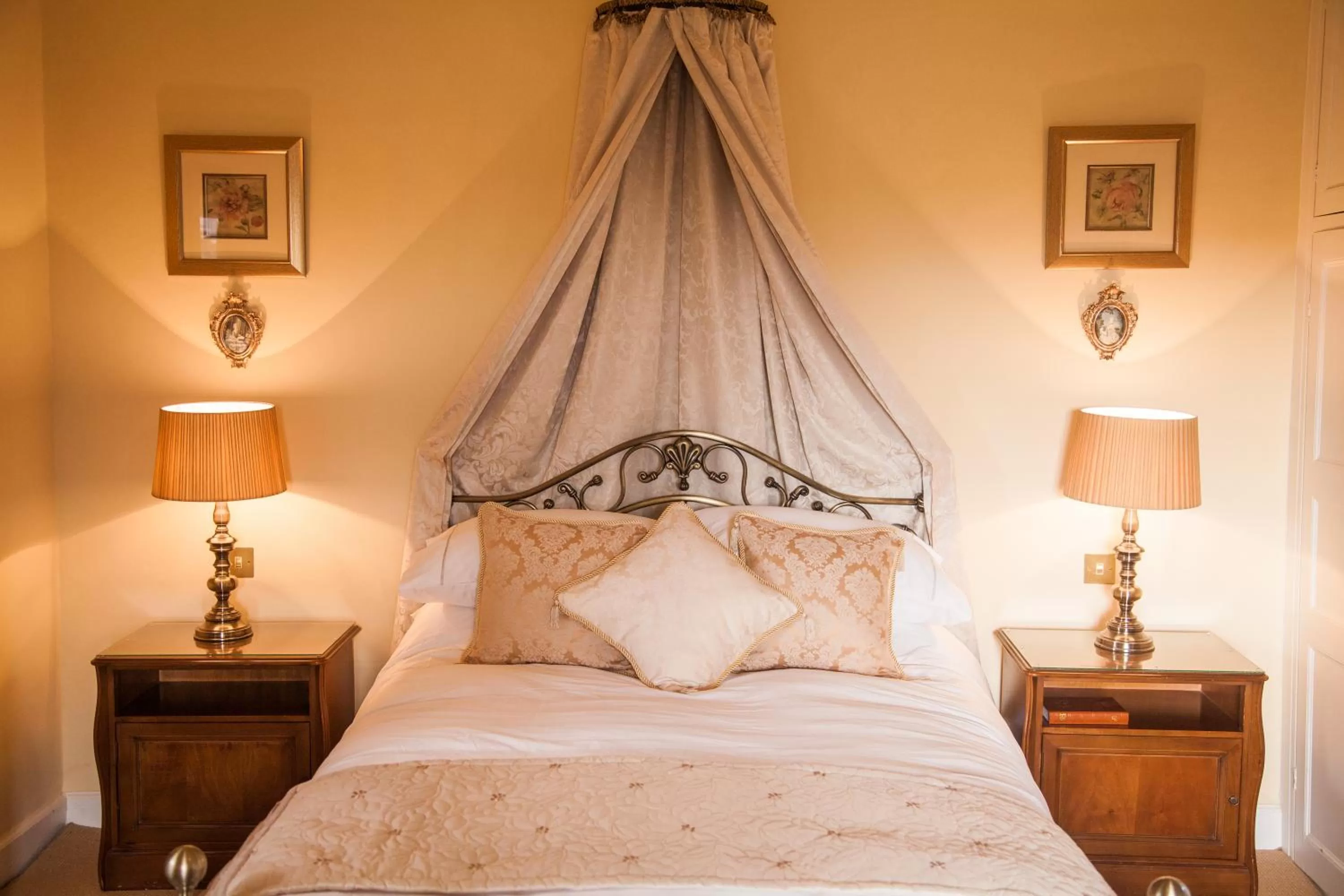 Bedroom, Bed in Plas Tan-Yr-Allt Historic Country House & Estate