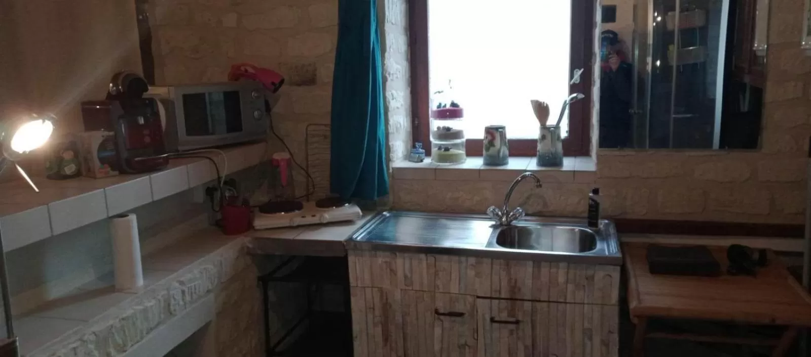 Kitchen/Kitchenette in Manoir Le Cristal - Futuroscope a petit prix , grandes chambres familiales 5-6 personnes ,