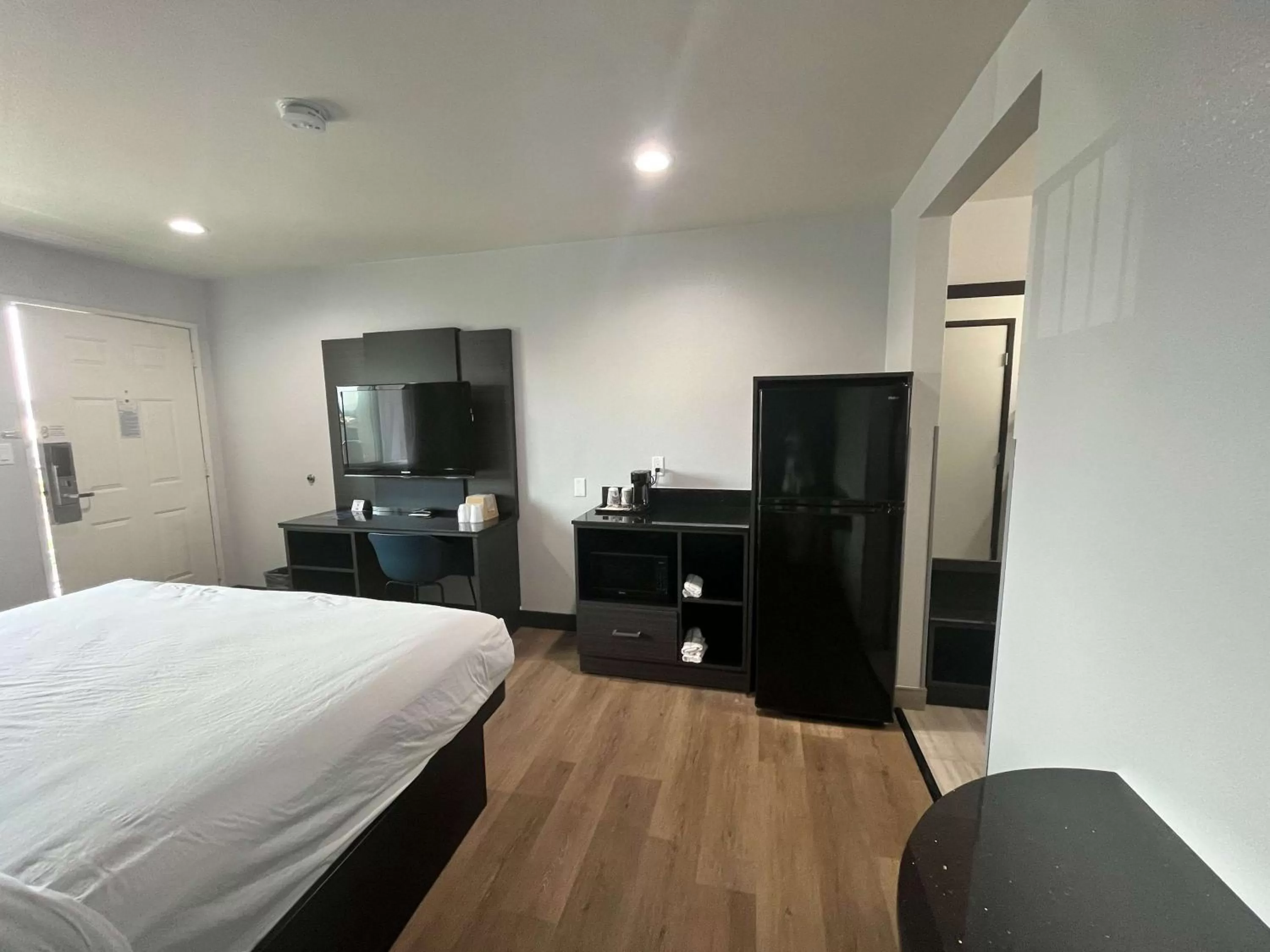 Photo of the whole room, TV/Entertainment Center in Studio 6 Suites Escondido CA