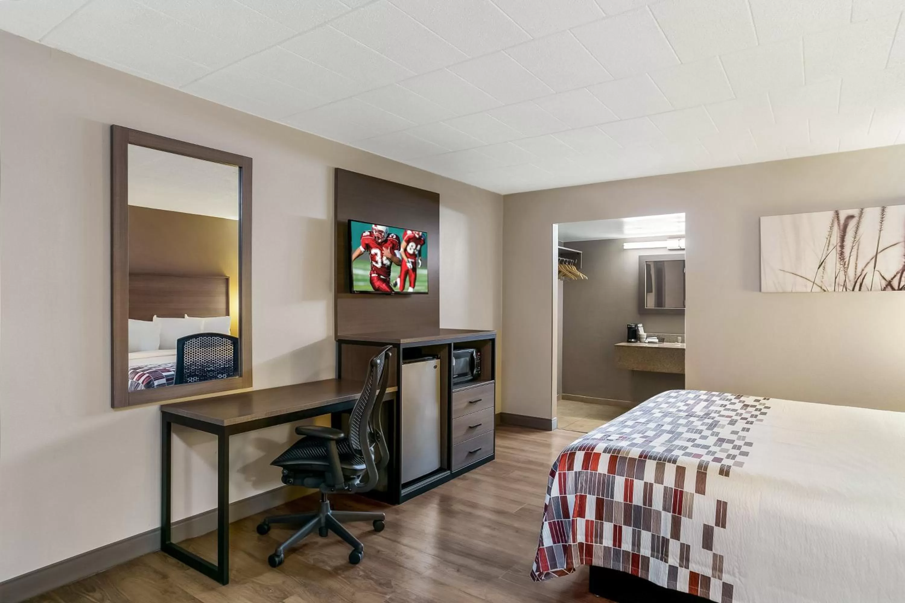 Photo of the whole room, Bed in Red Roof Inn Baltimore