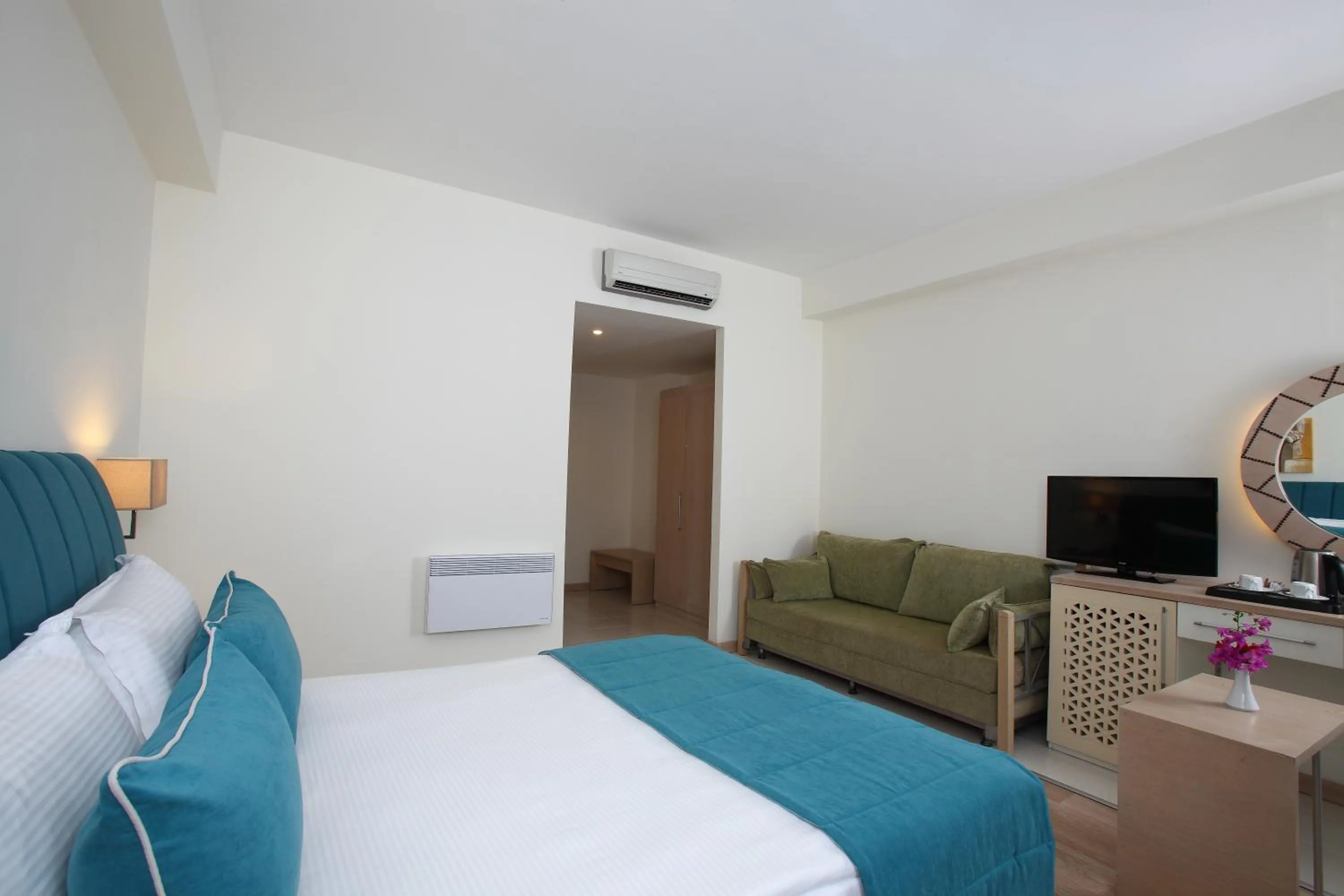 Photo of the whole room, Bed in Mandarin Resort & Spa