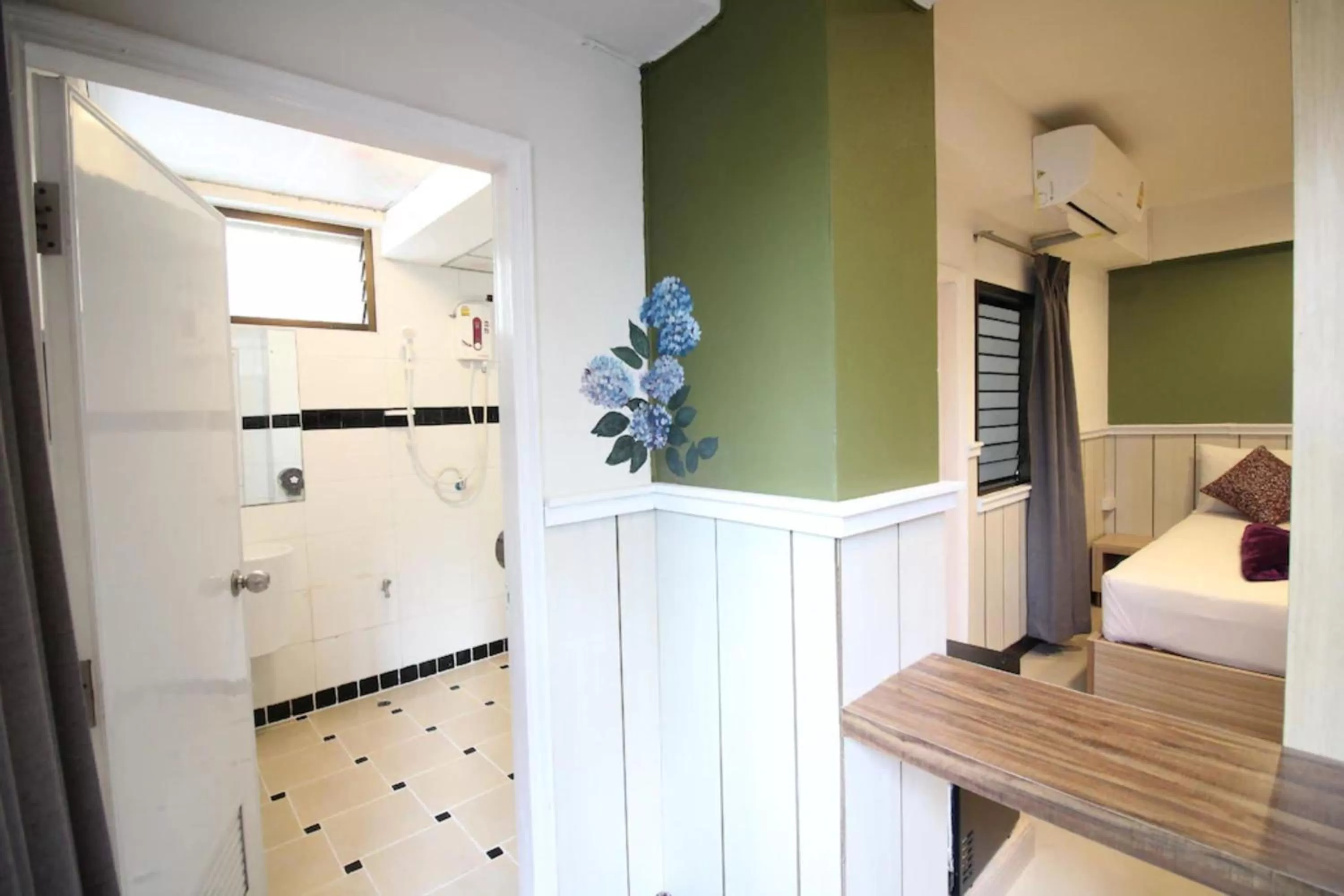 Bathroom, Bed in Kaya Place