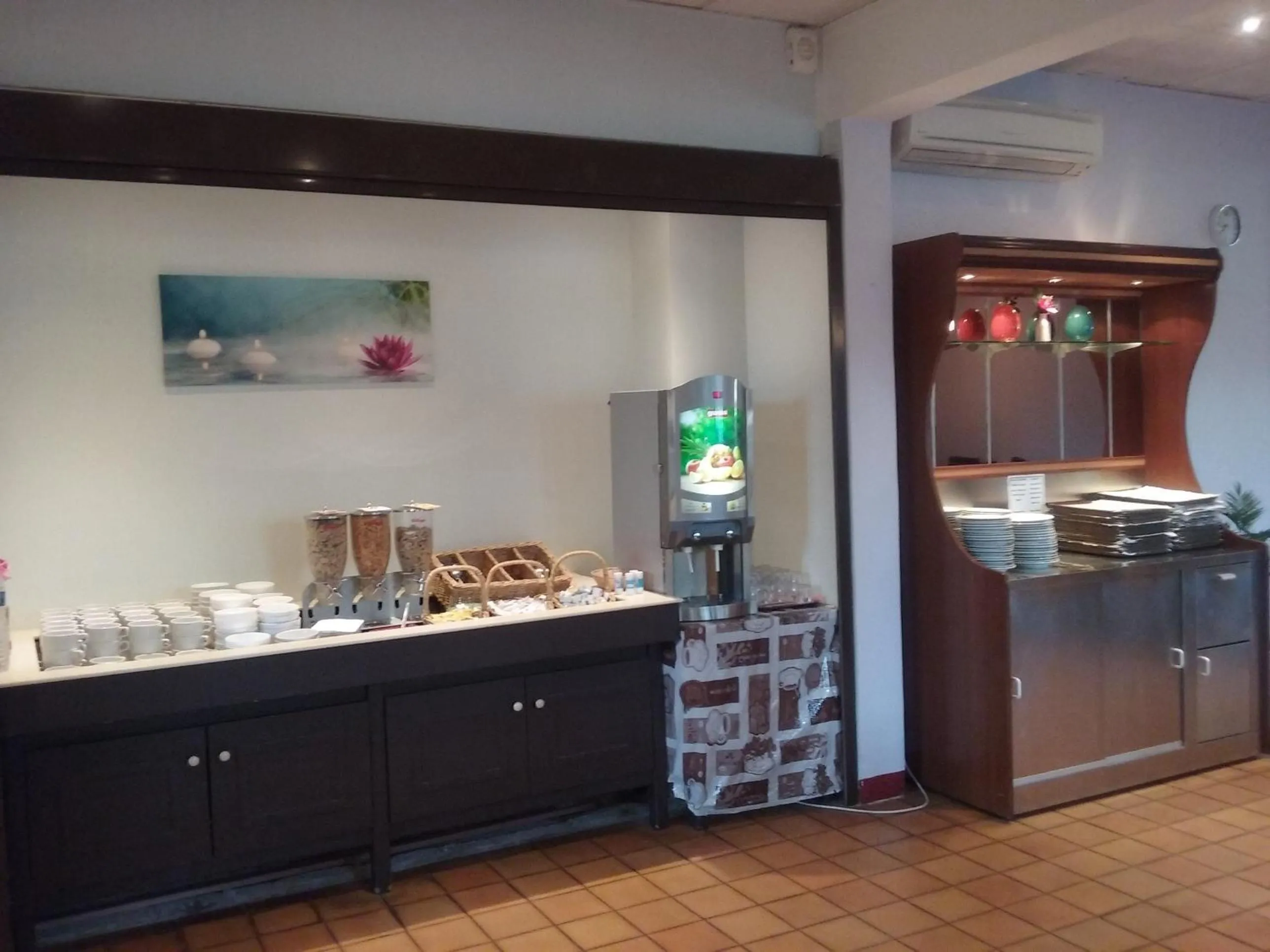 Restaurant/places to eat in Central Hotel