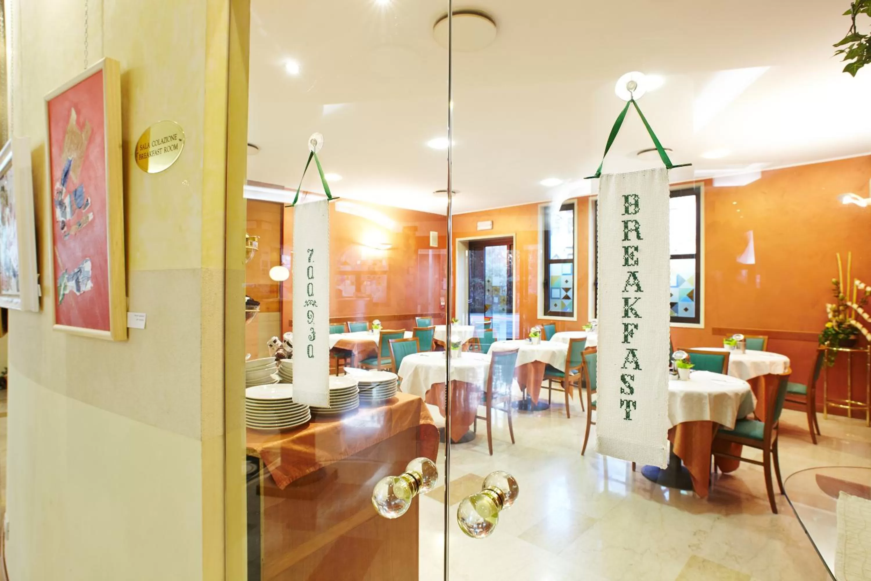 Restaurant/places to eat in Primhotel