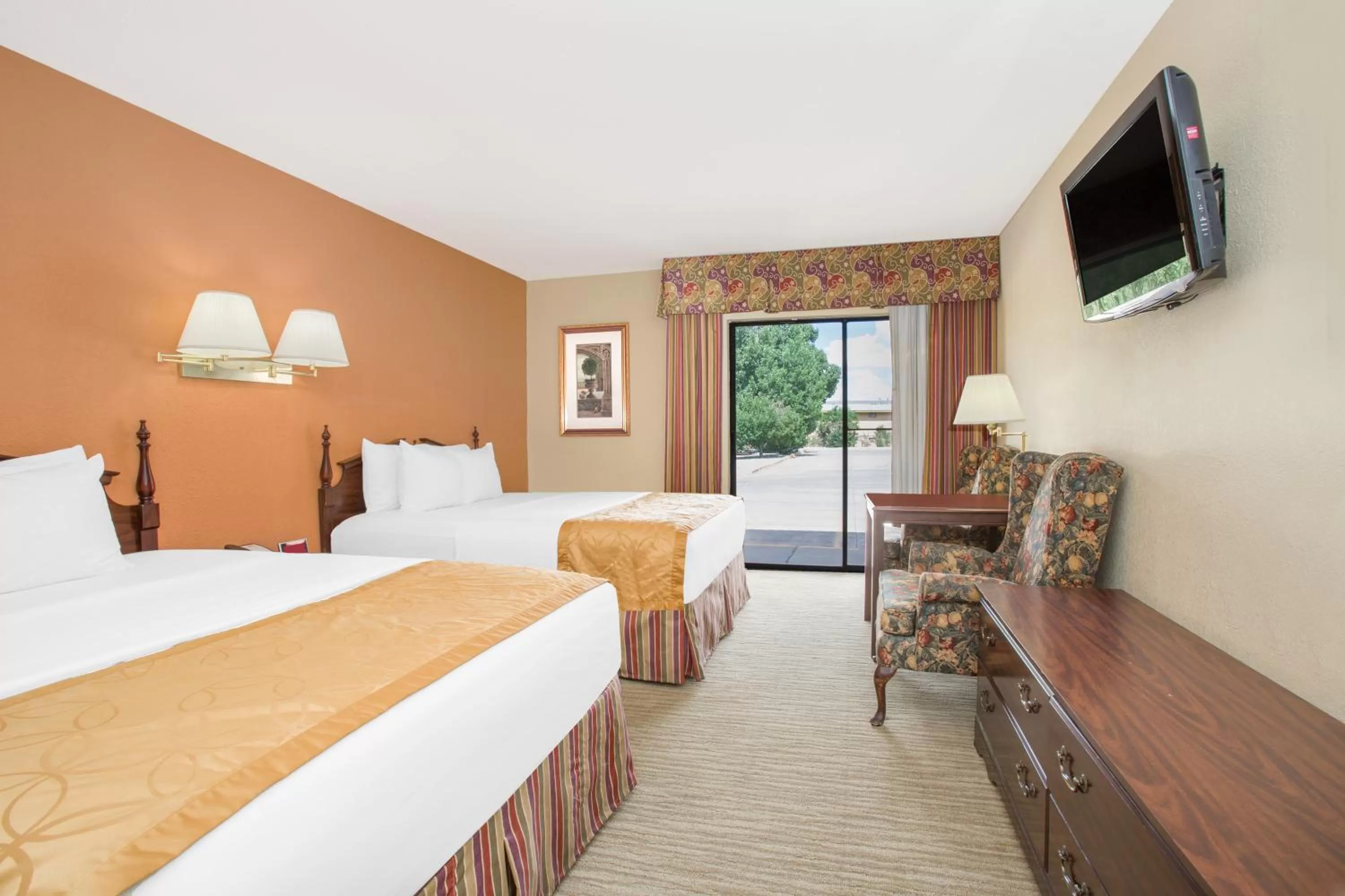 Photo of the whole room, Bed in Days Inn & Suites by Wyndham Red Rock-Gallup