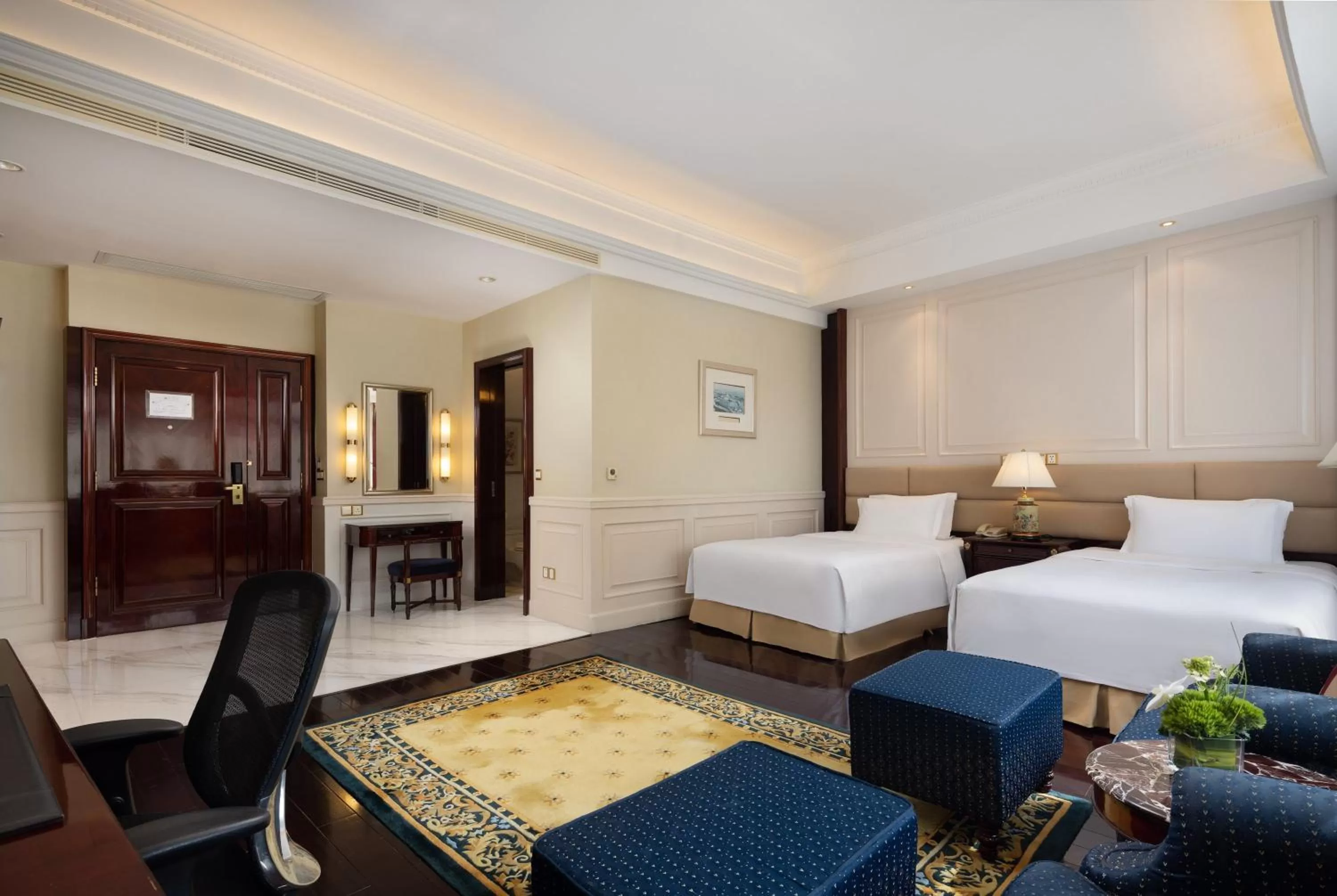 Photo of the whole room, Bed in Crowne Plaza Hotel & Suites Landmark Shenzhen by IHG