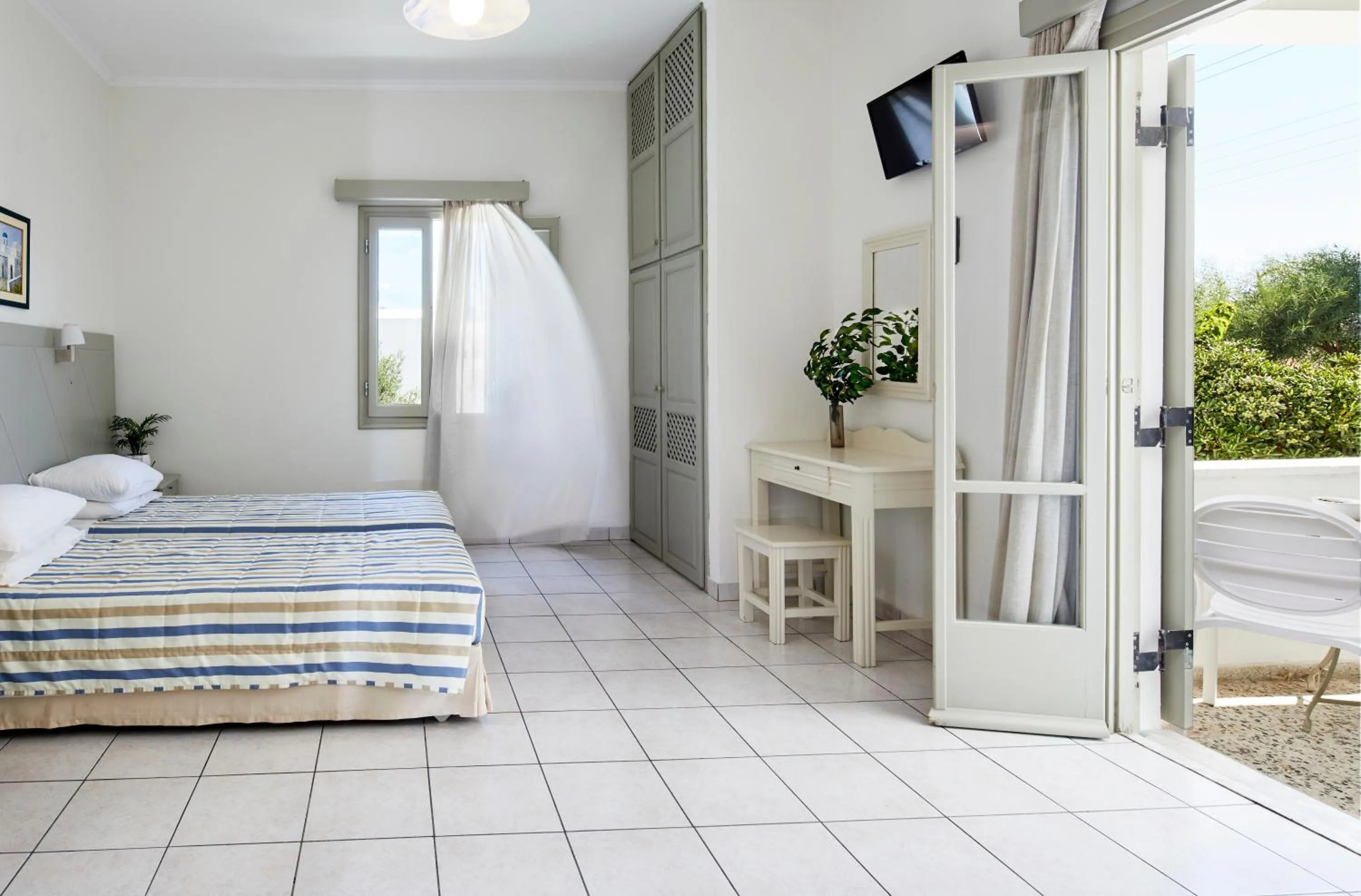 Time of day, Bed in Nissos Thira