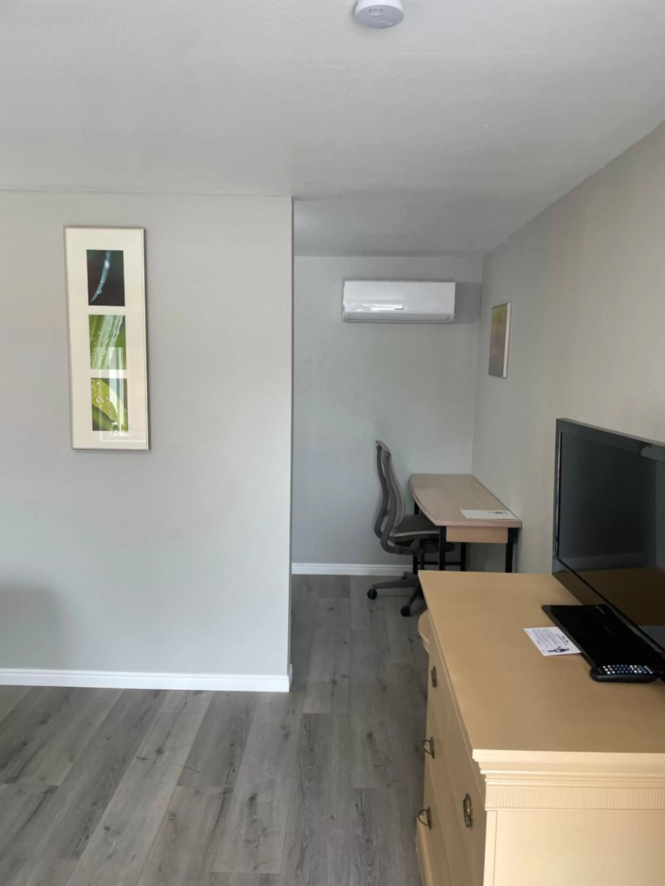 TV and multimedia in Sunglow Motel