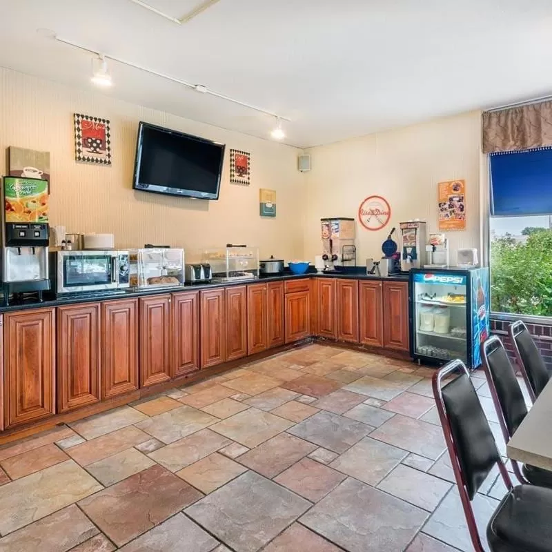 Breakfast in Howard Johnson by Wyndham Burlington