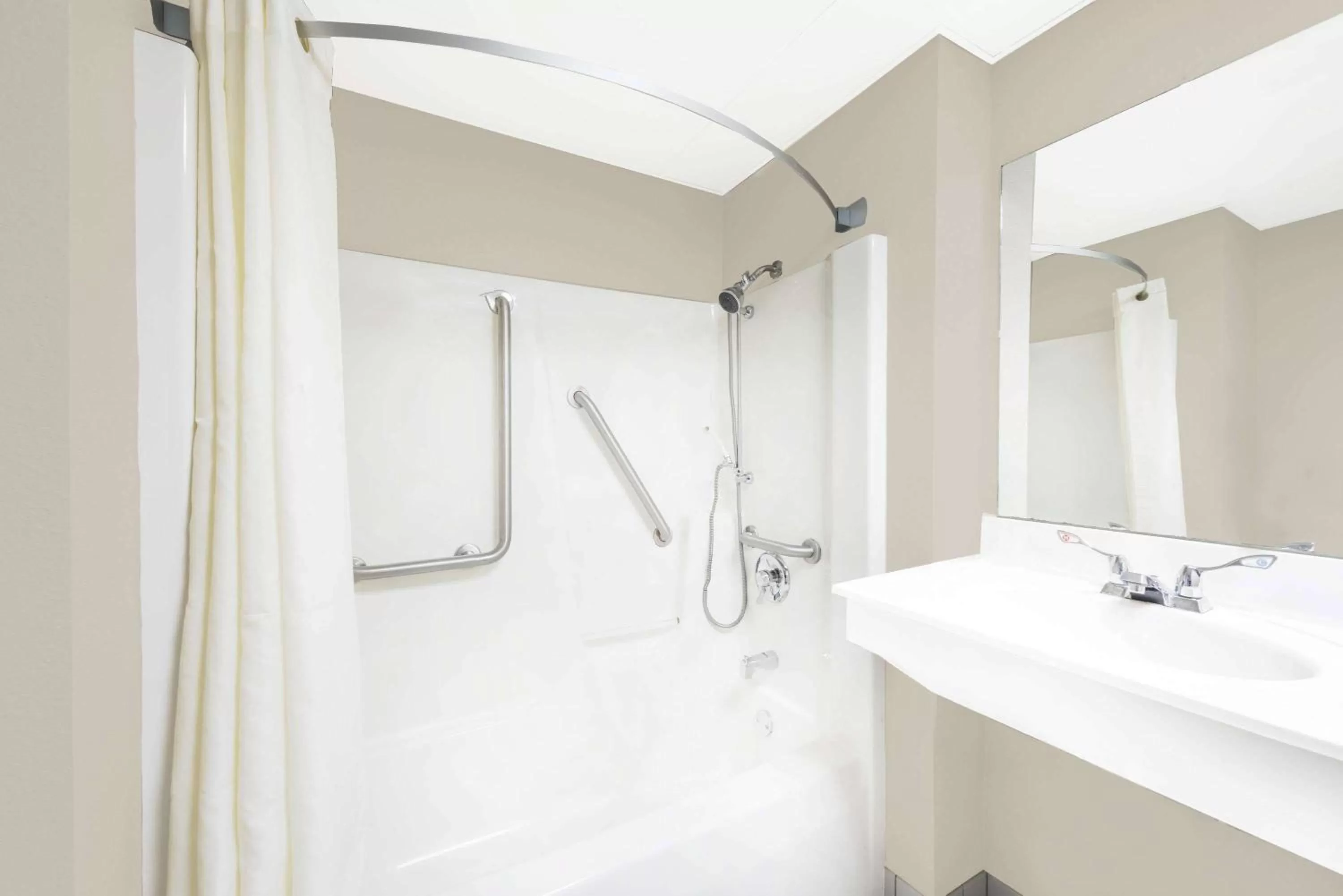 Shower in Super 8 by Wyndham Bolivar