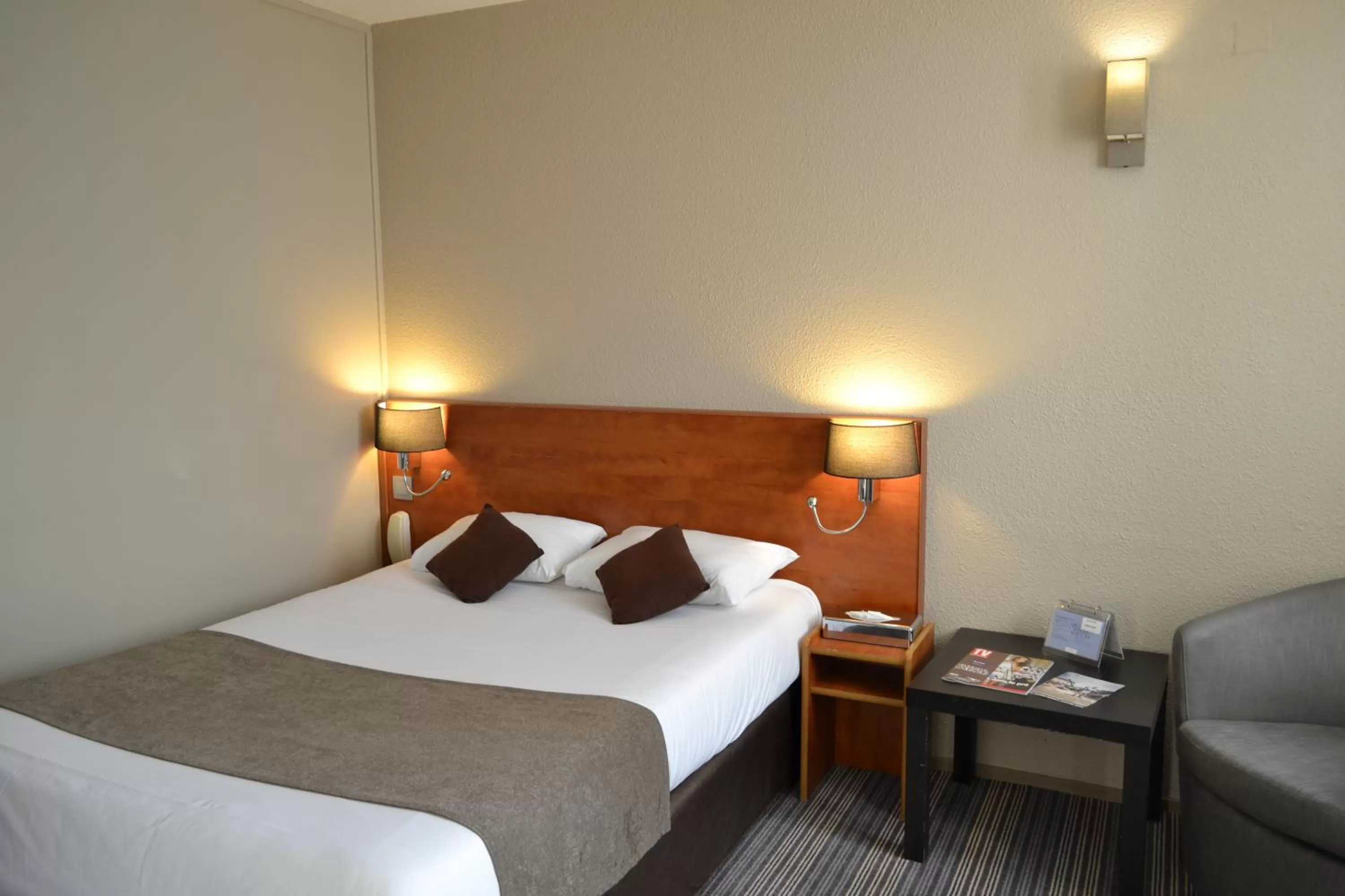 Bed in Hotel Restaurant Kyriad Brive Centre