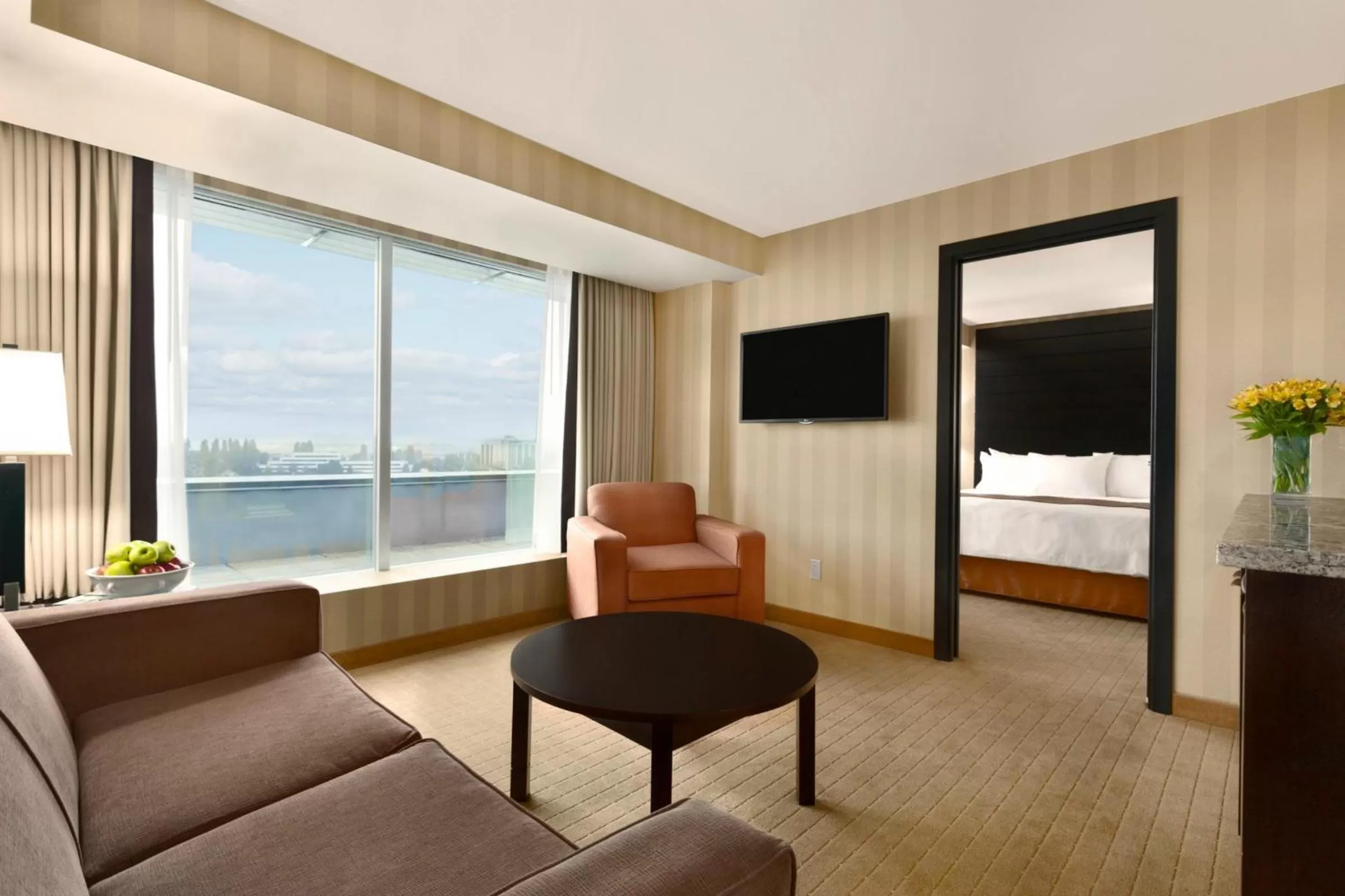 Living room in Radisson Hotel Vancouver Airport