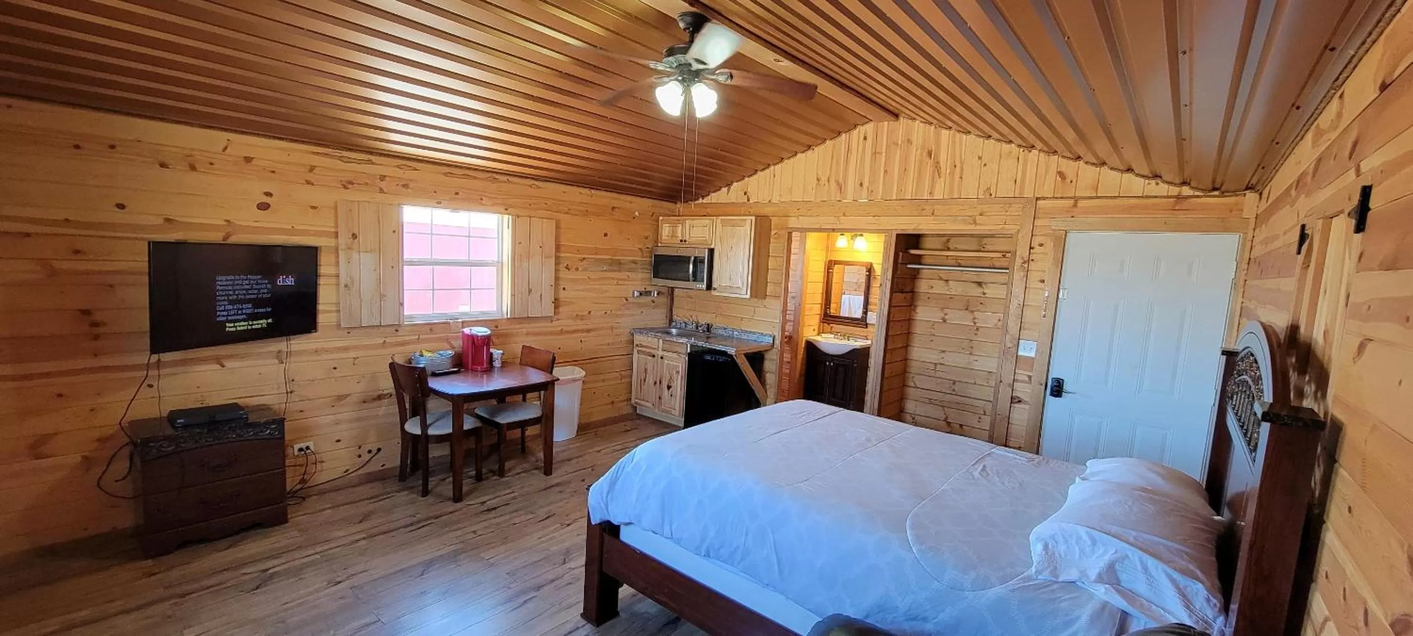 Photo of the whole room, Bed in Stateline Cabin