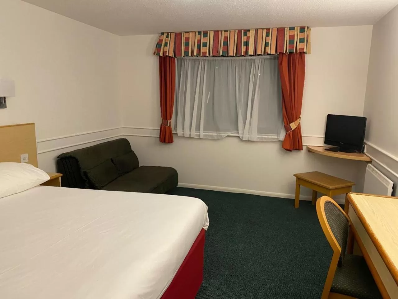 Bed in Days Inn Michaelwood M5