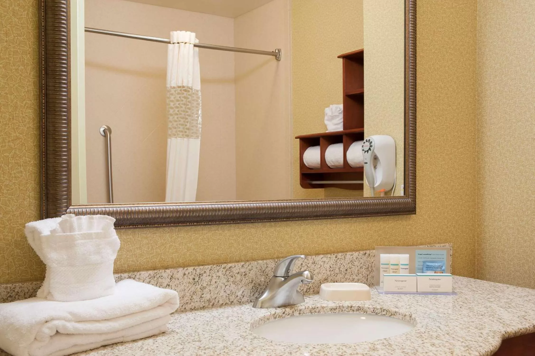 Bathroom in Hampton Inn Macomb