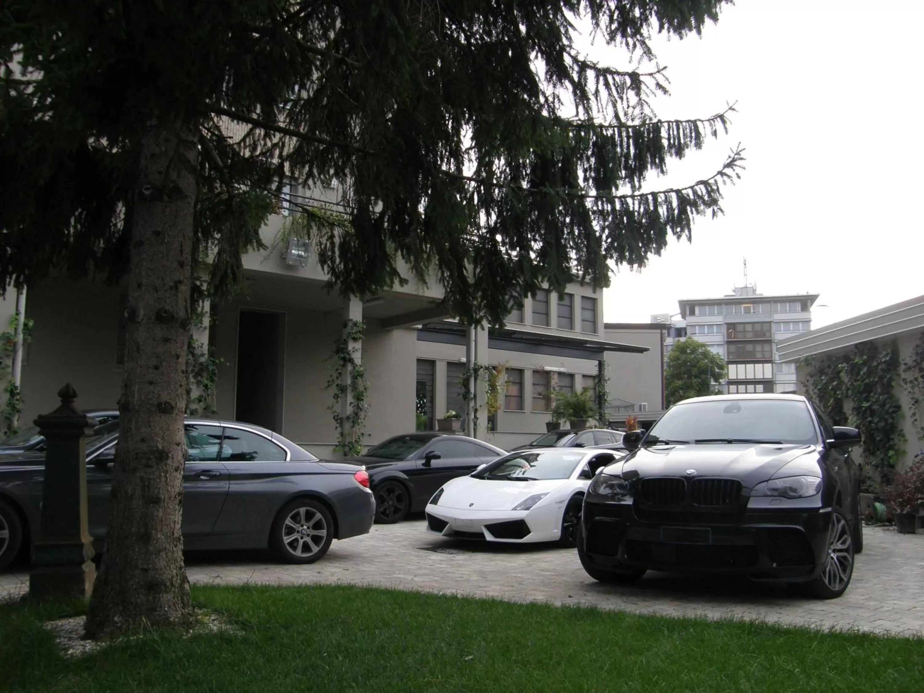 Property building in Zuretti 61