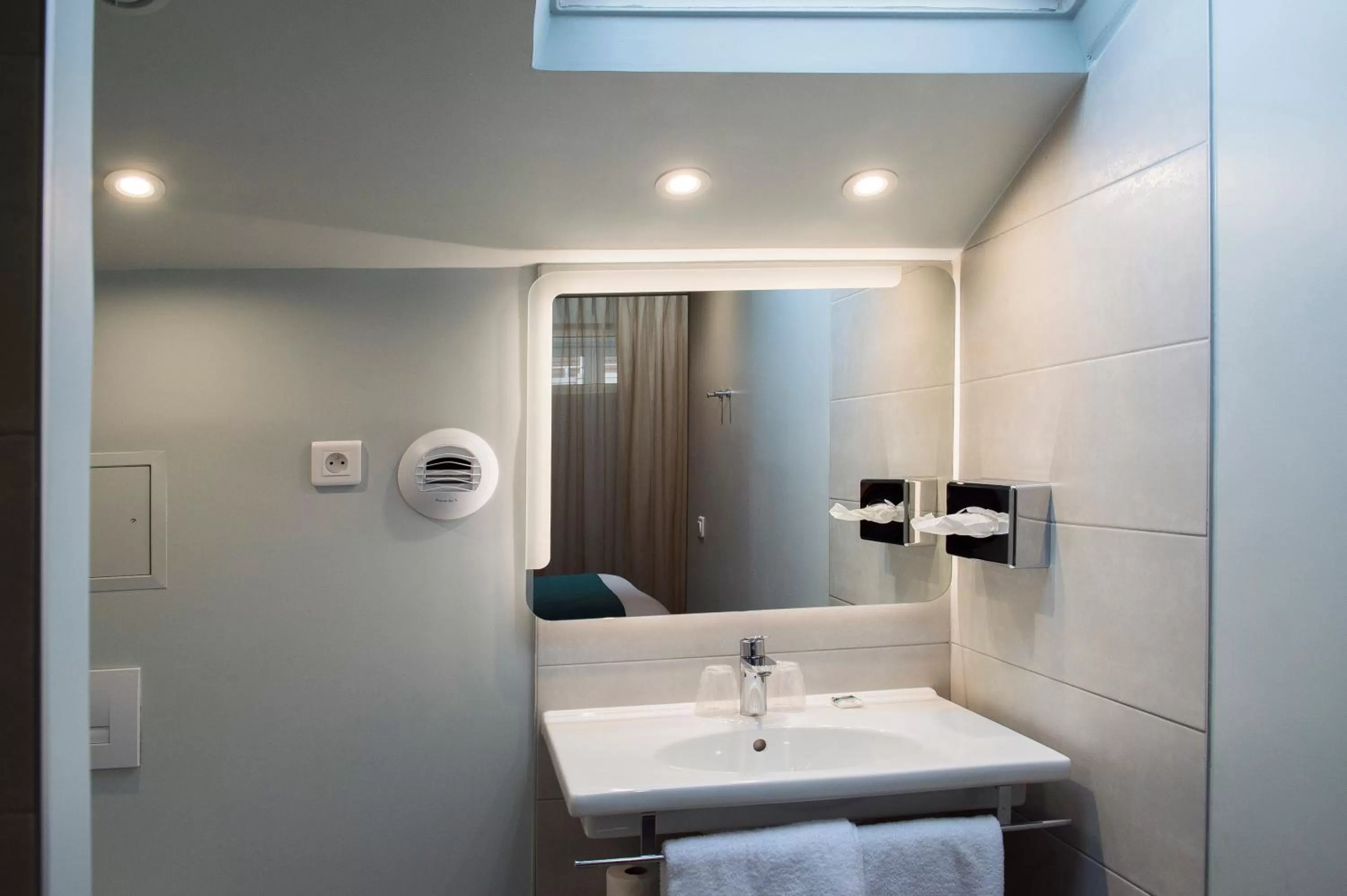 Bathroom in Hôtel Mercure Paris Suresnes Longchamp