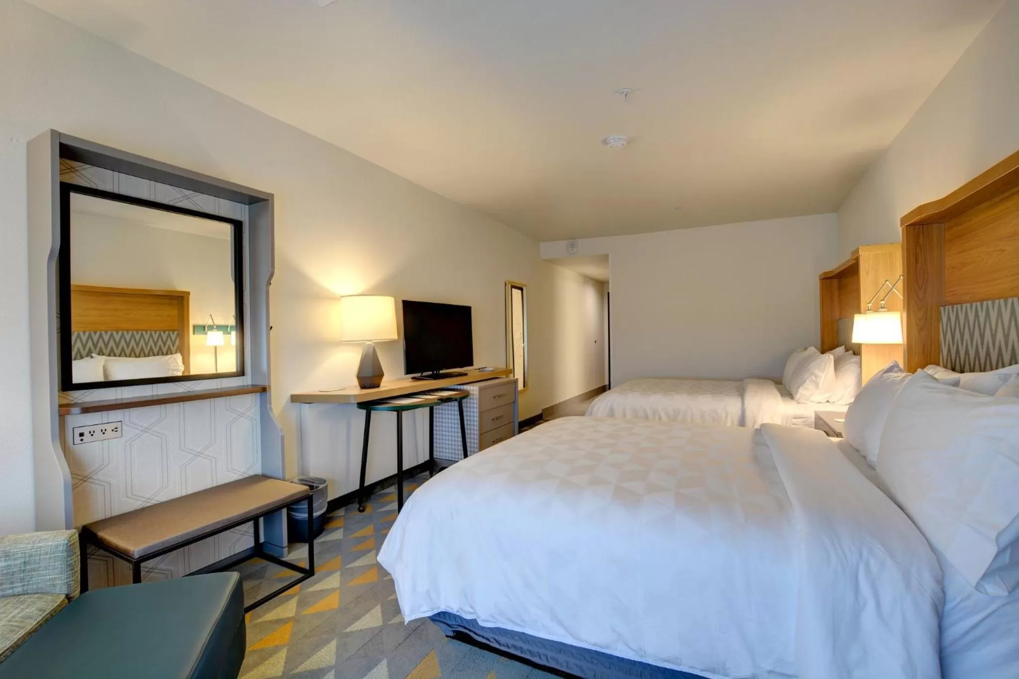 Photo of the whole room, Bed in Holiday Inn - Salem by IHG