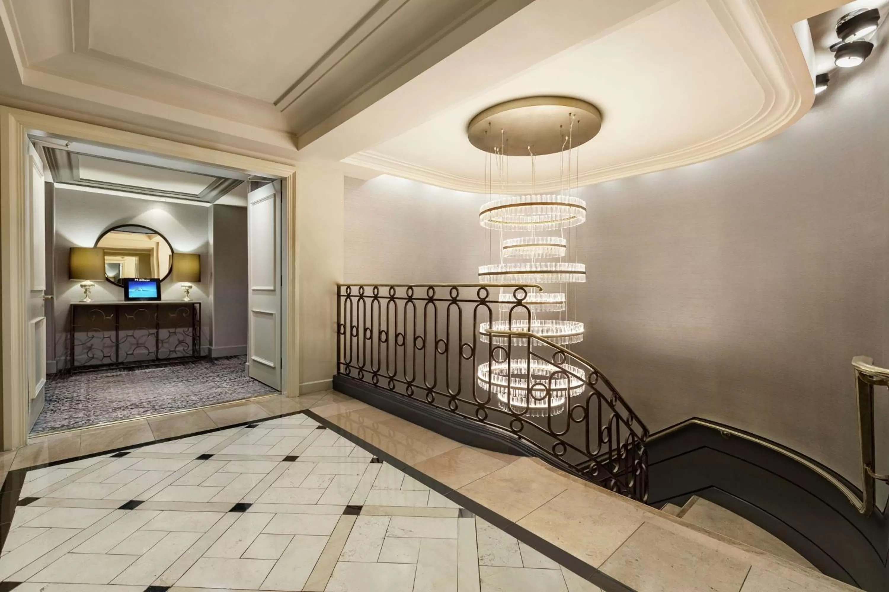 Property building in Hilton Checkers Los Angeles