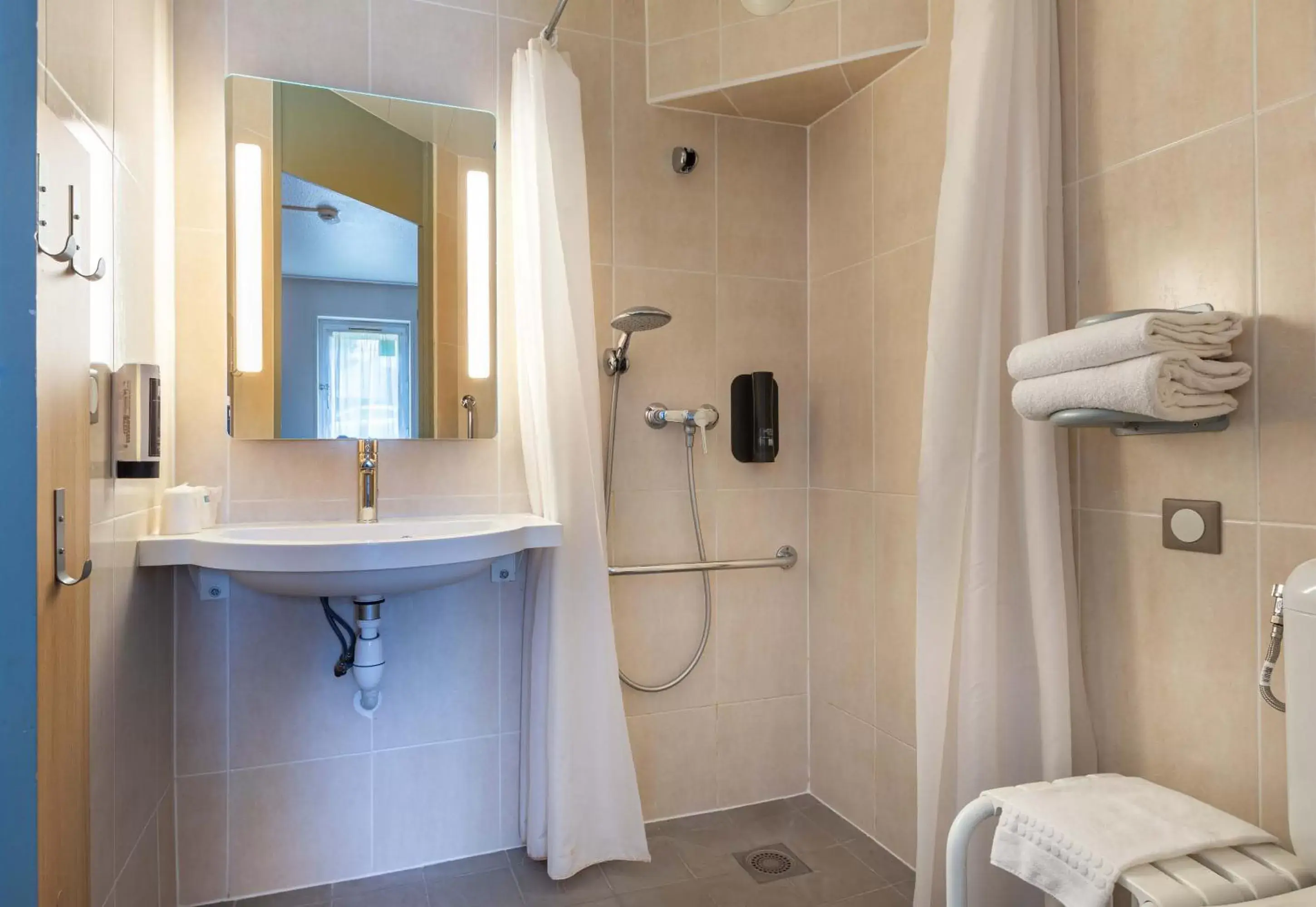 Double Room - Disability Access in B&B HOTEL CHARTRES Le Coudray Double Room - Disability Access in B&B HOTEL CHARTRES Le Coudray