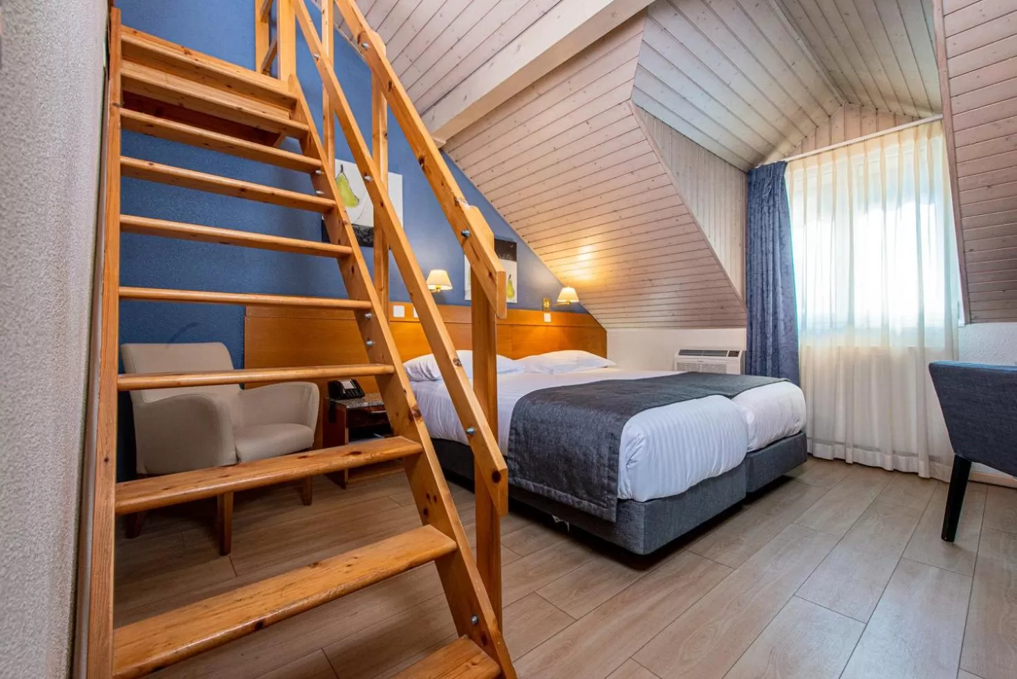 Photo of the whole room, Bed in Hotel des Alpes