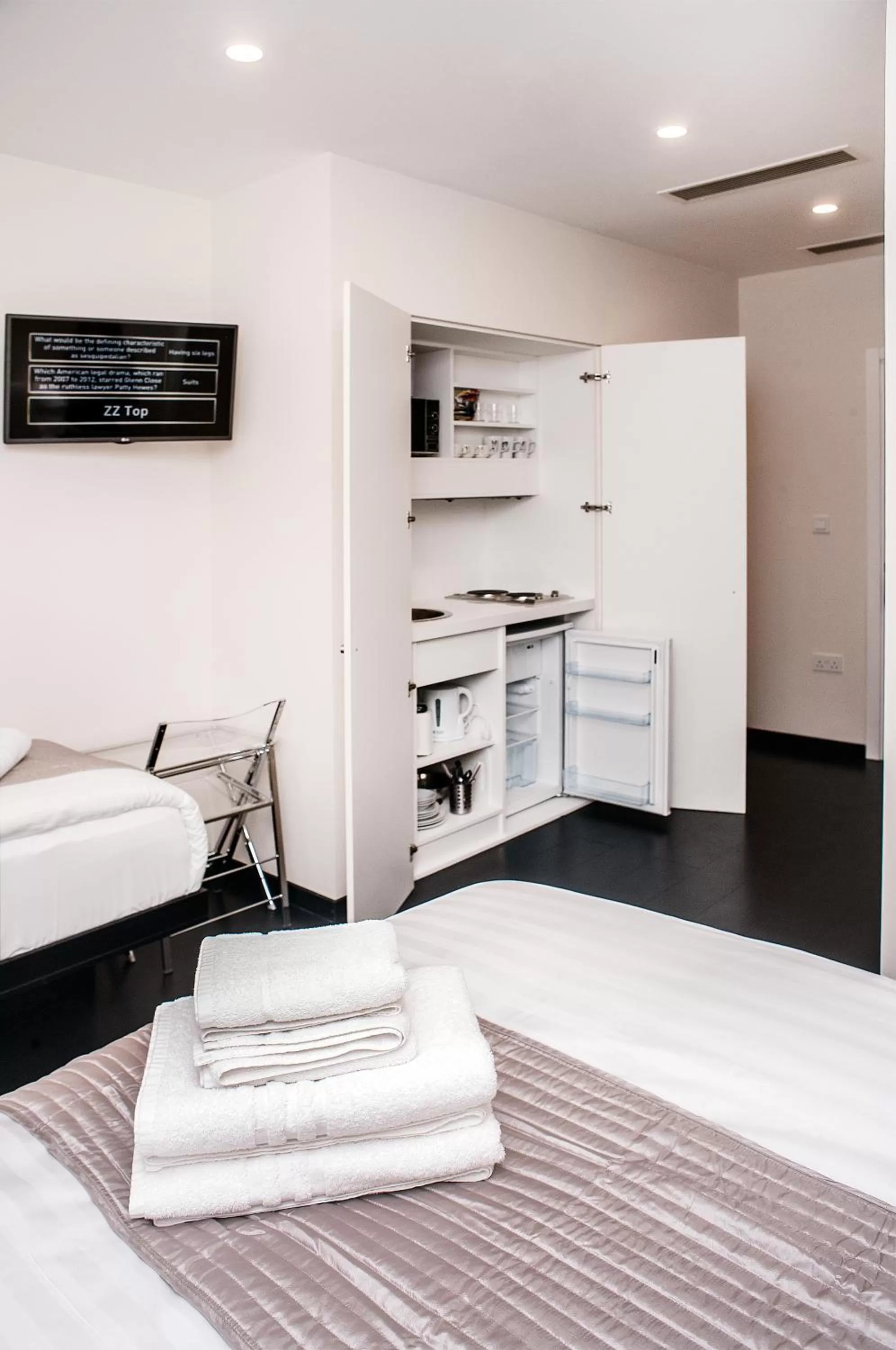 Photo of the whole room, Bed in NOX Golders Green