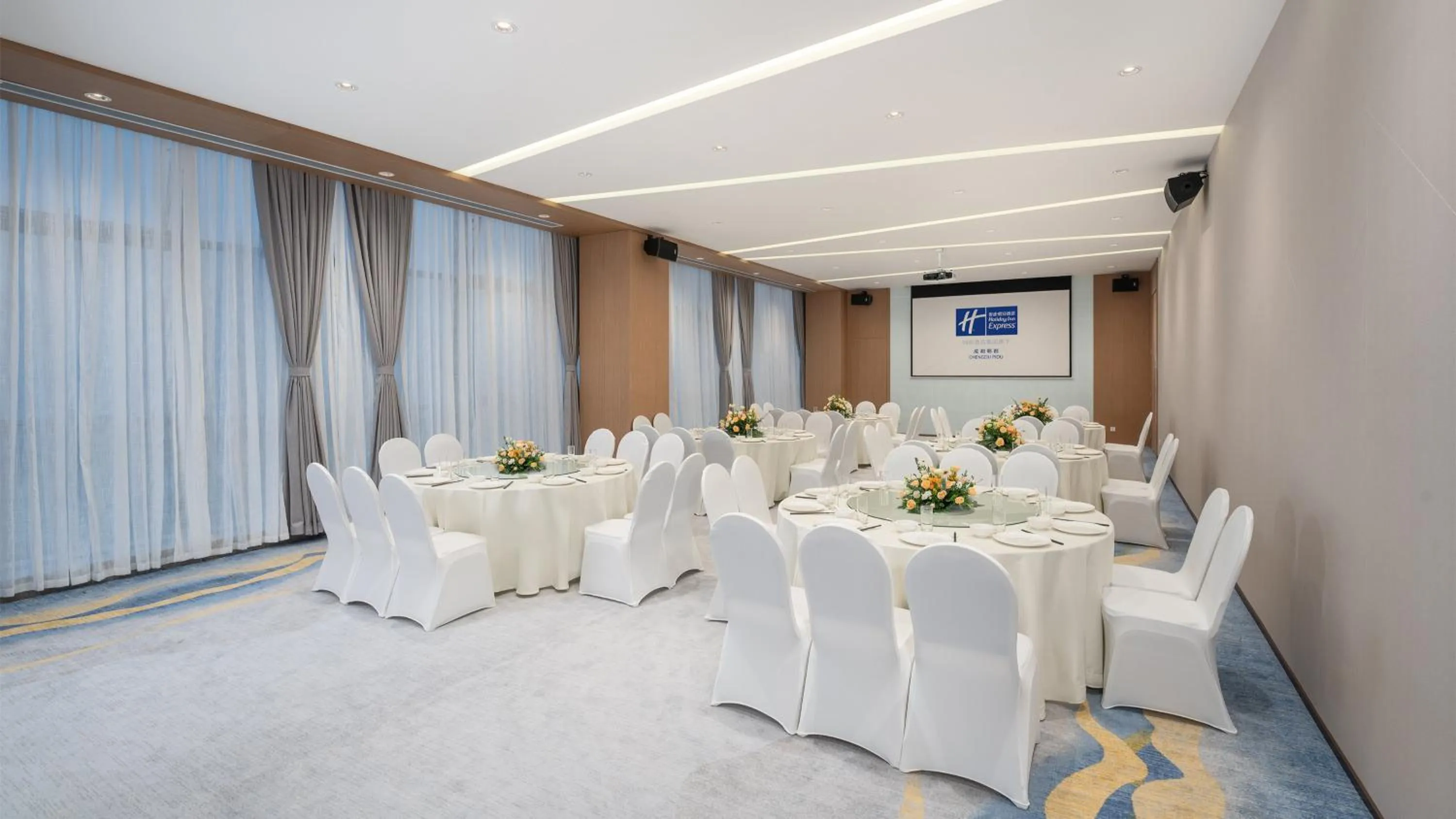Meeting/conference room in Holiday Inn Express Chengdu Pidu by IHG