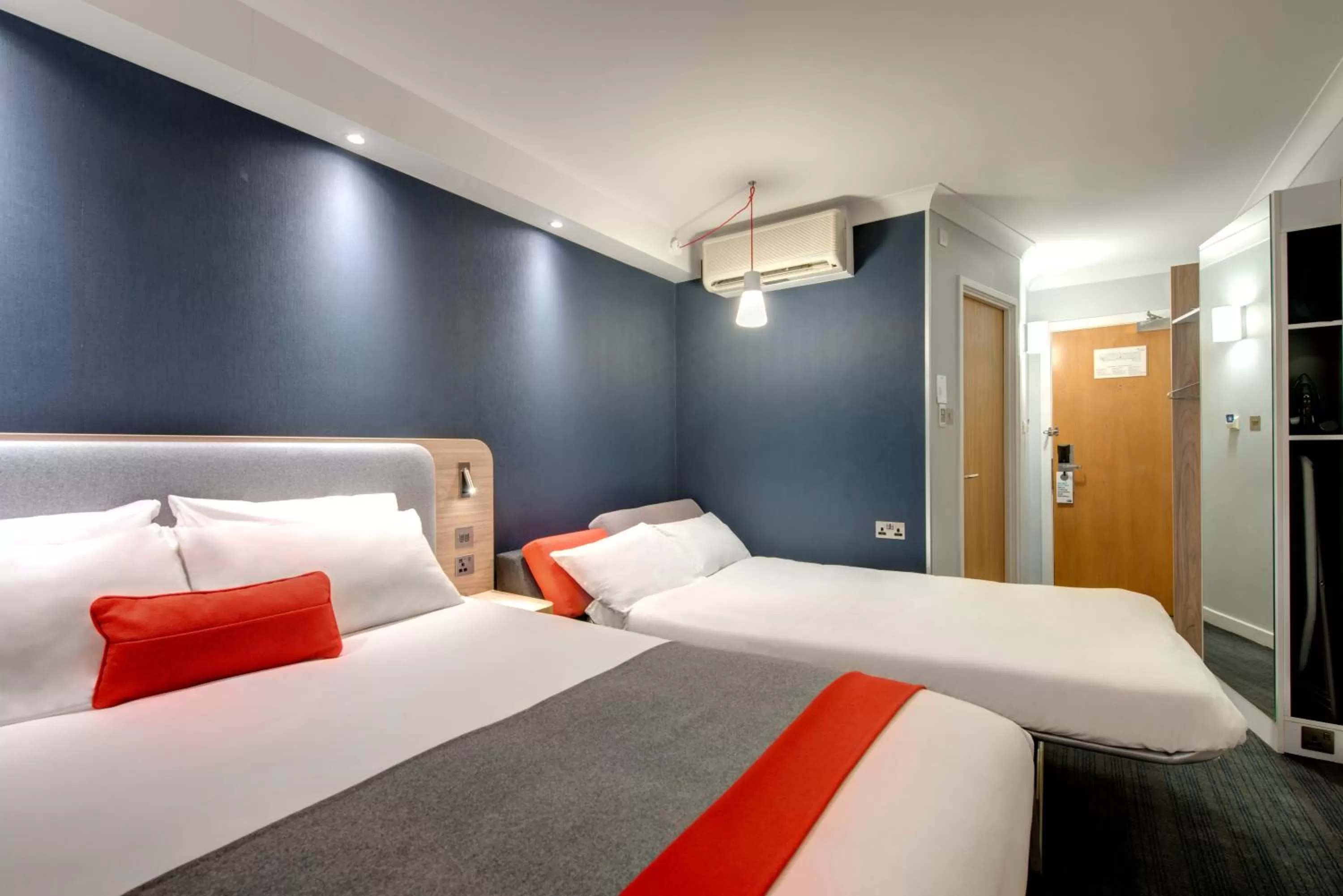 Photo of the whole room, Bed in Holiday Inn Express London Greenwich by IHG