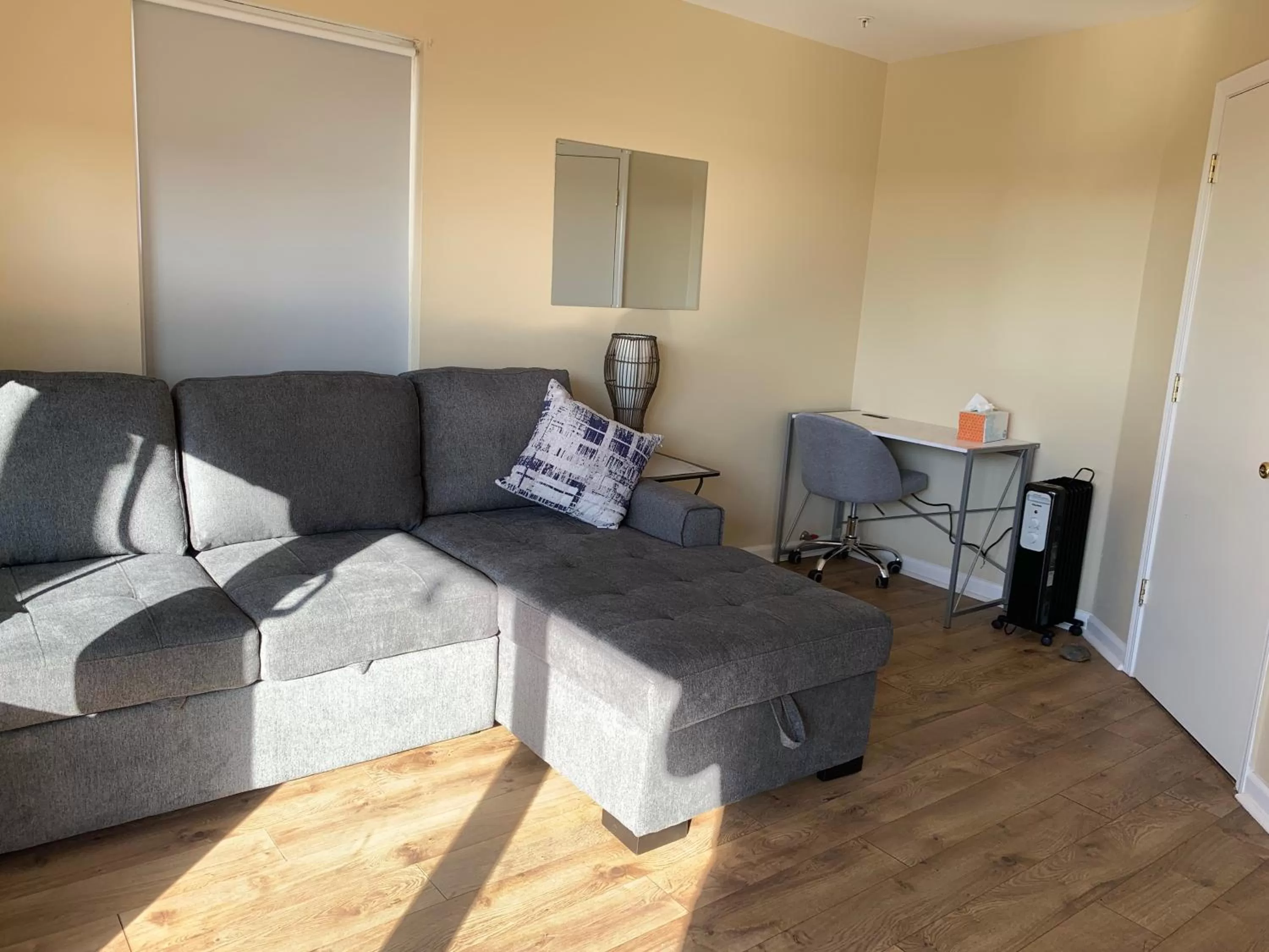 Living room in Captain's Inn at Moss Landing