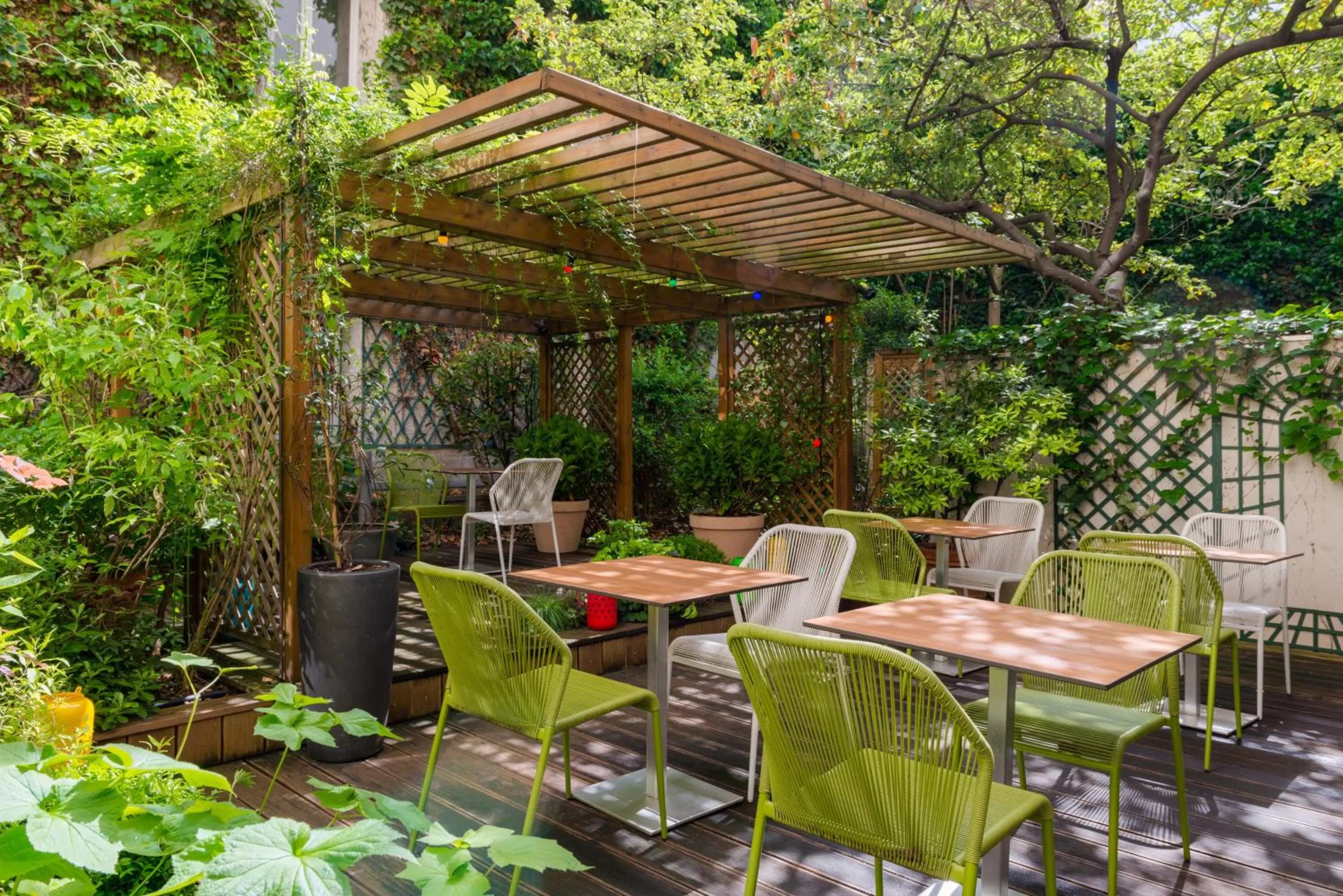 Garden in Hotel Paris Louis Blanc