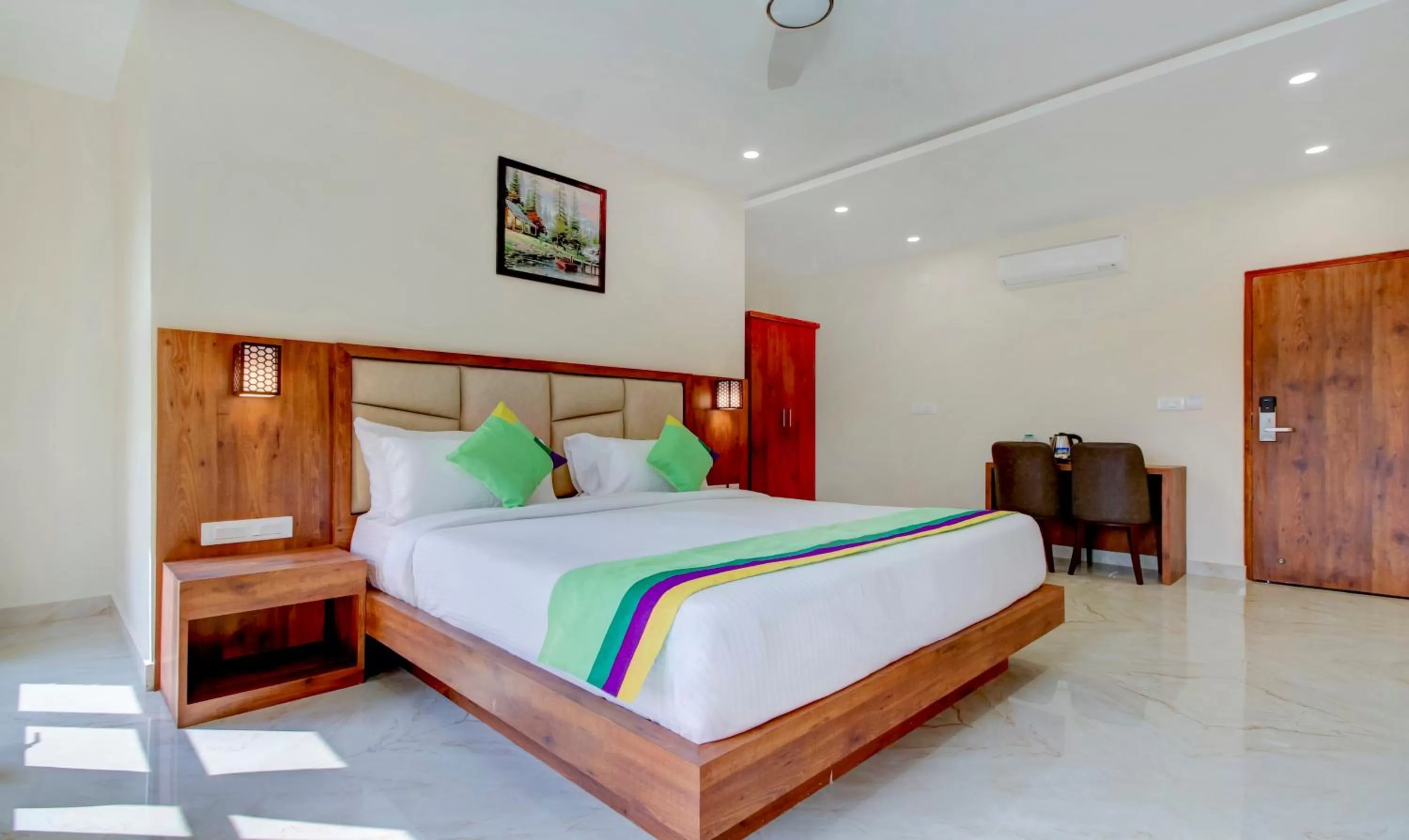 Bedroom, Bed in Treebo The Meridian, 10 Mins To Mahatma Gandhi Park