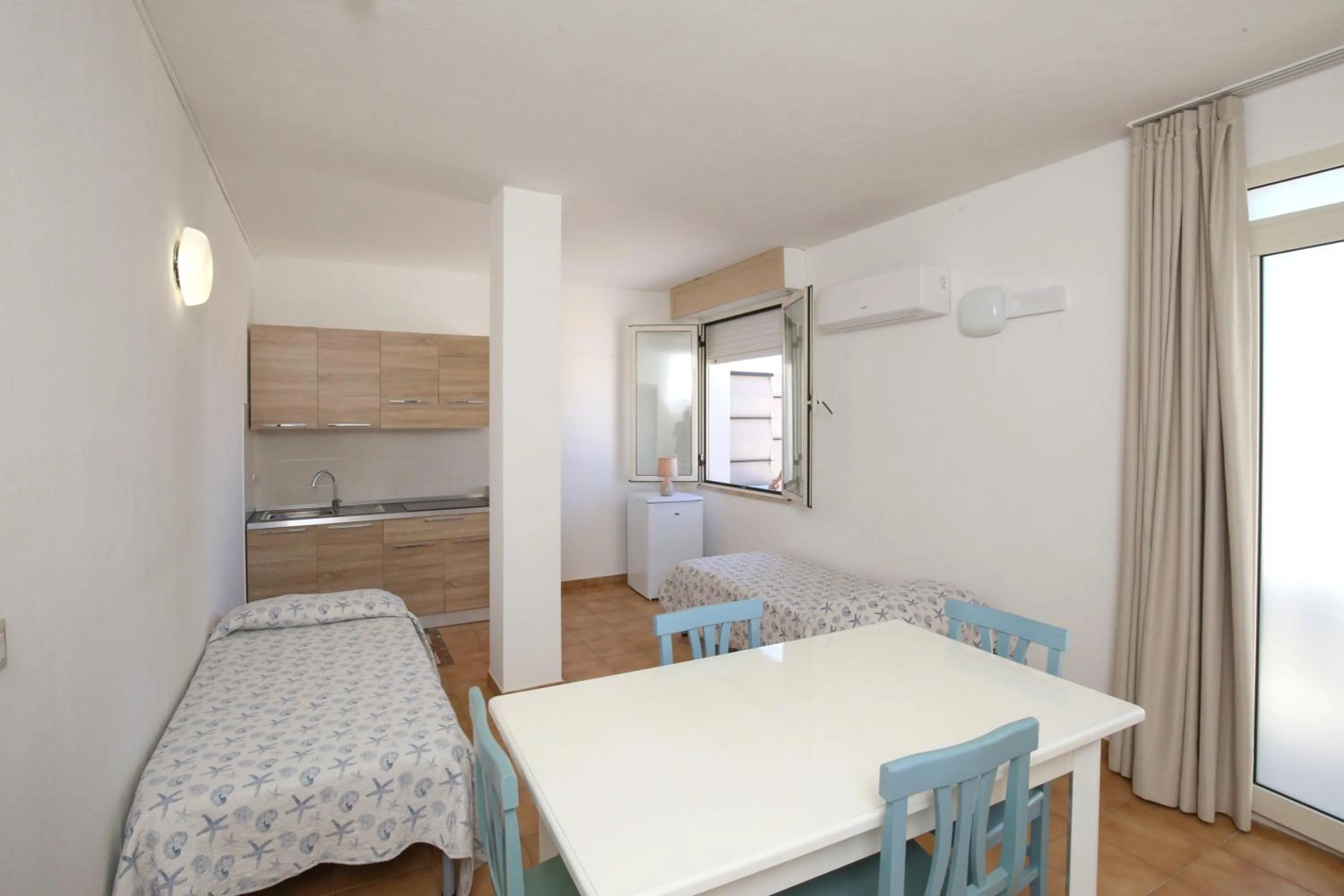 Living room, Bed in Hotel Residence Ampurias