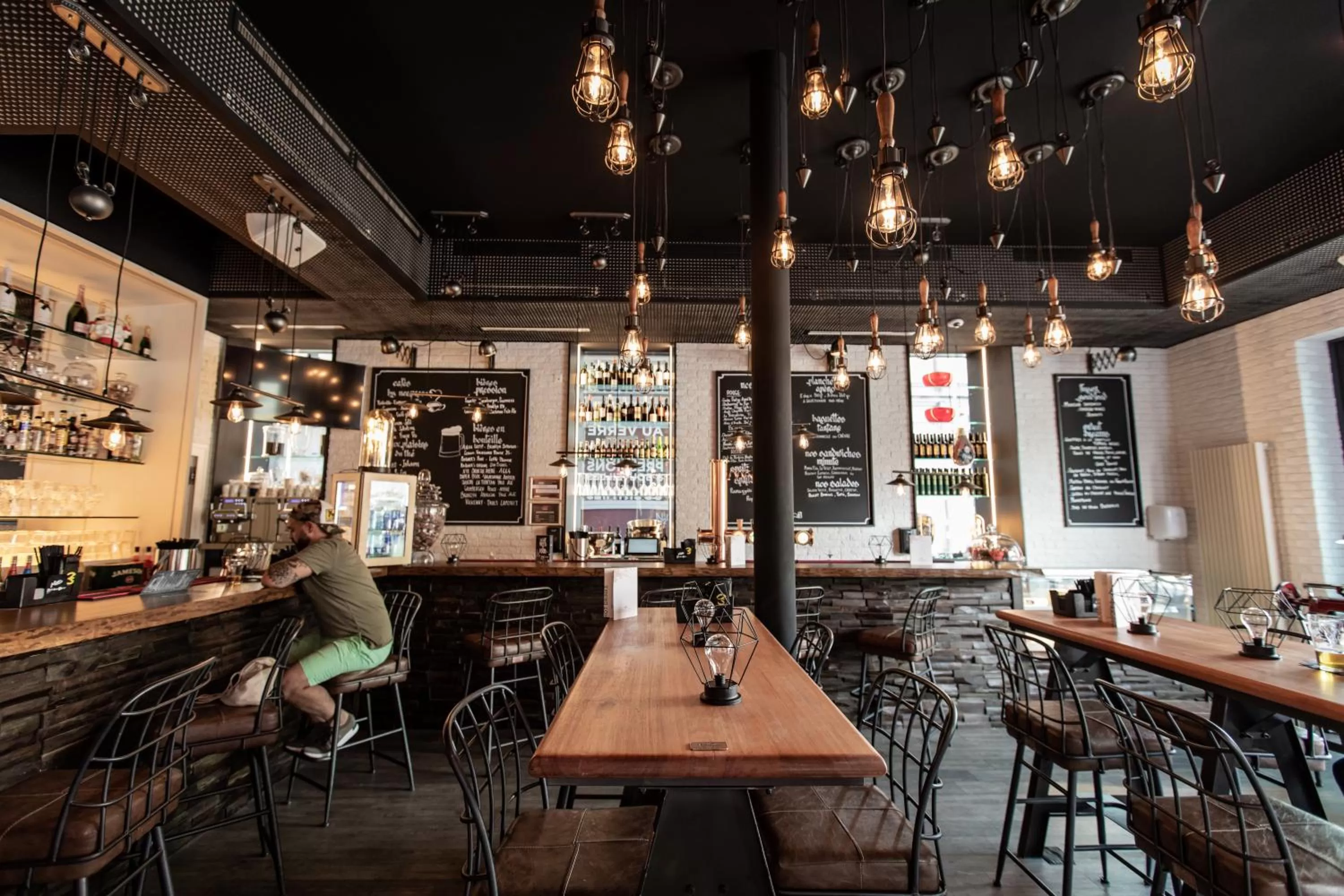 Restaurant/places to eat in ibis Styles Lausanne Center MadHouse