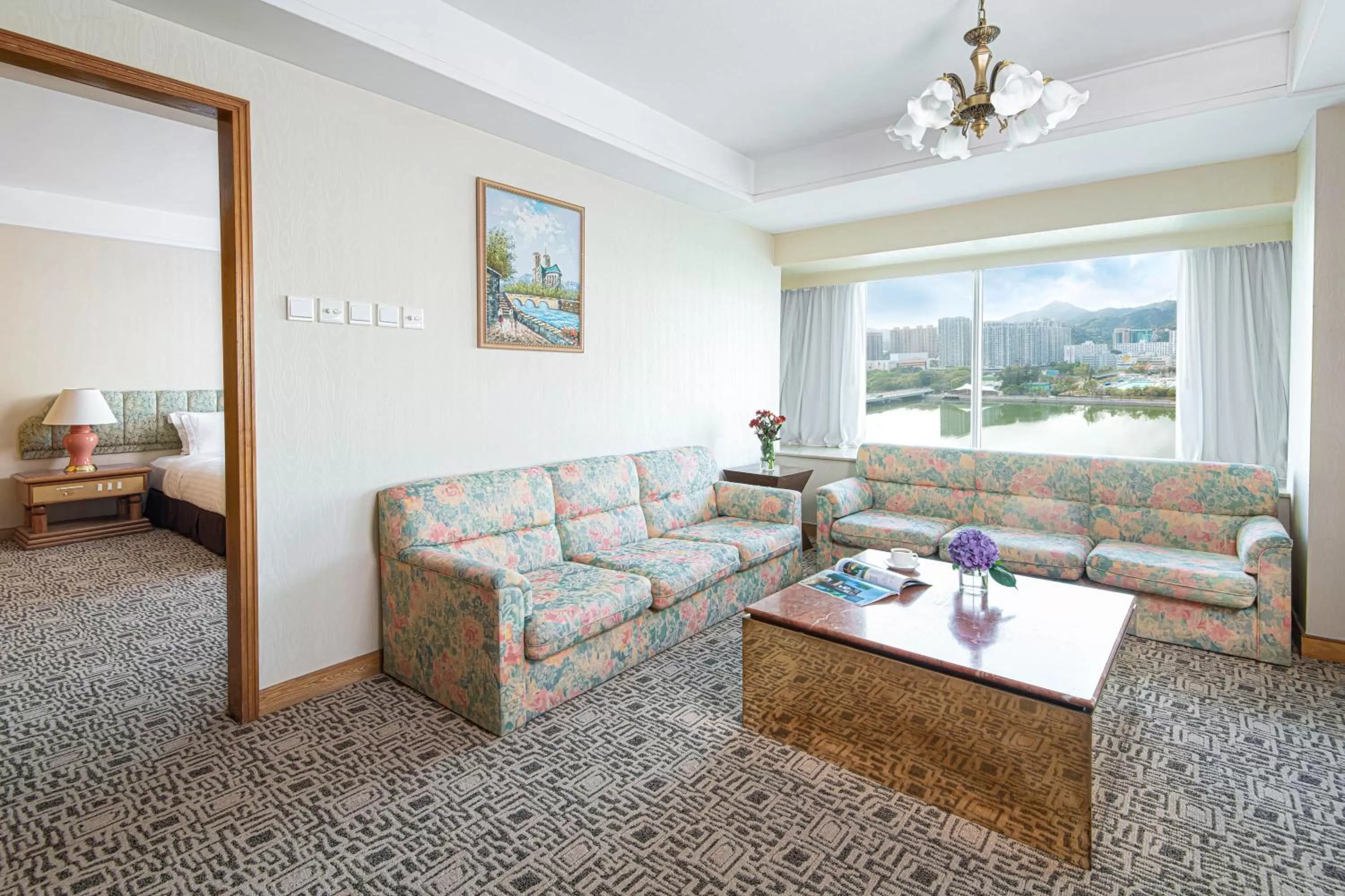 Living room in Regal Riverside Hotel
