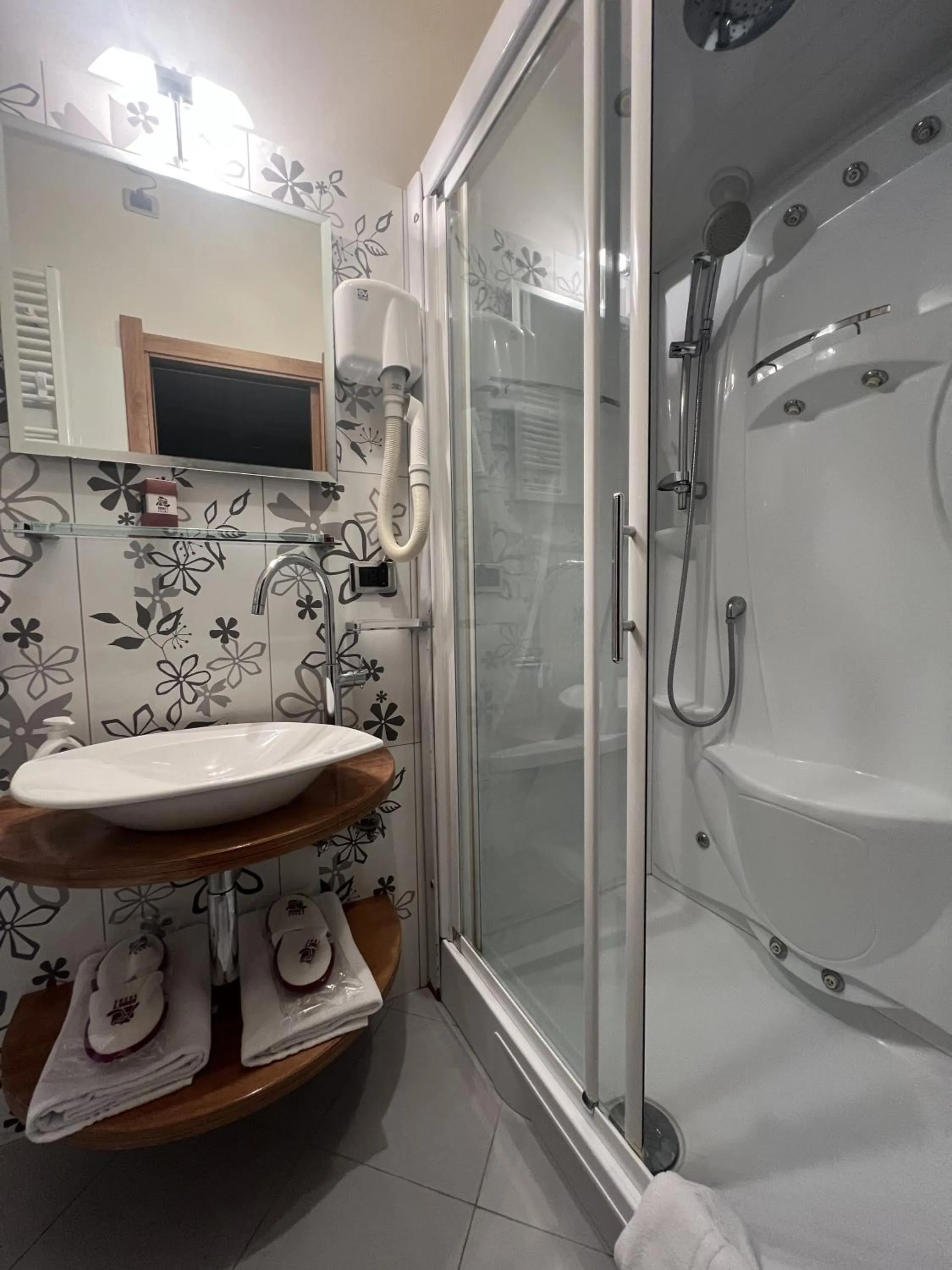 Shower in Condotti Rooms