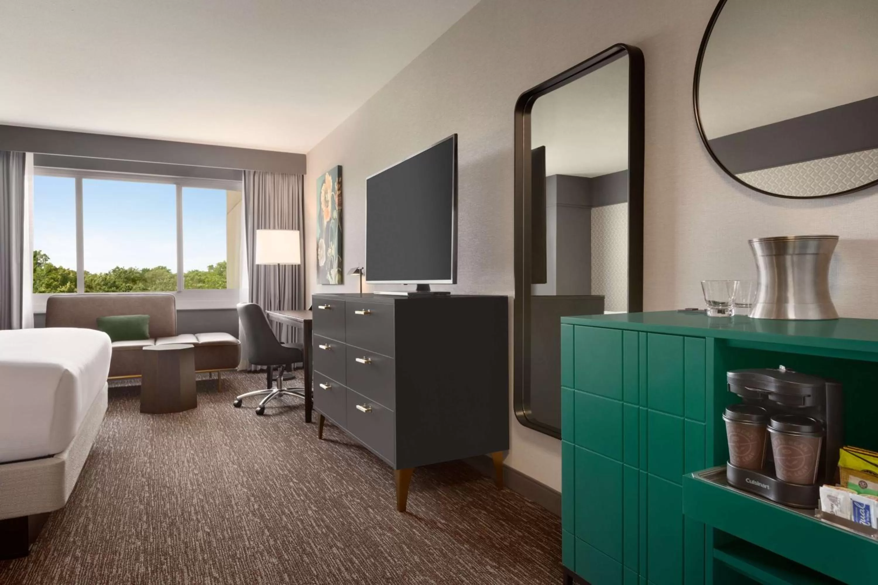 Living room, Bed in Hilton Baltimore BWI Airport